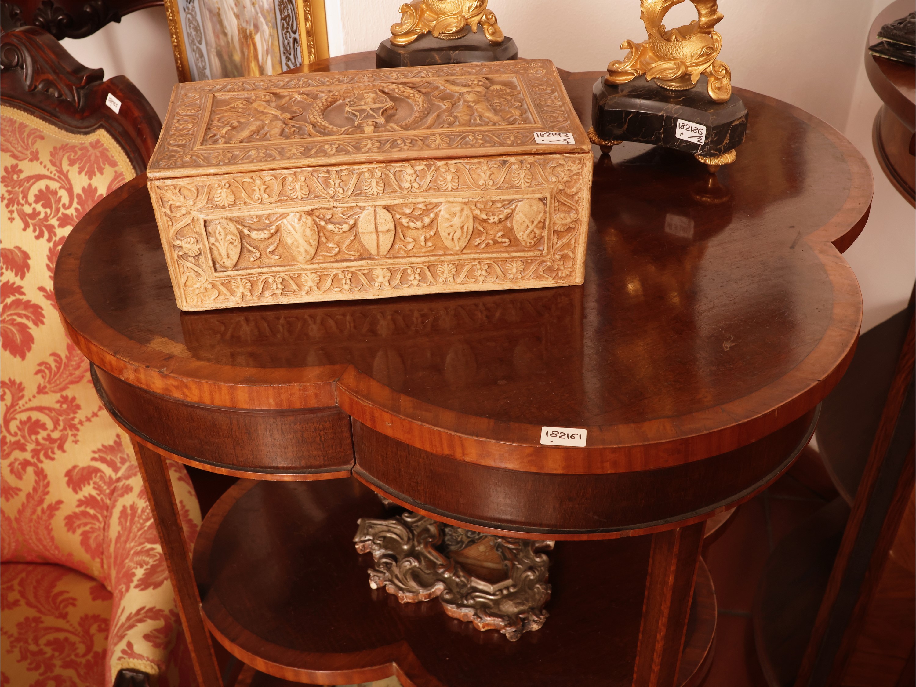 Tavolino da appoggio impiallacciato in varie essenze