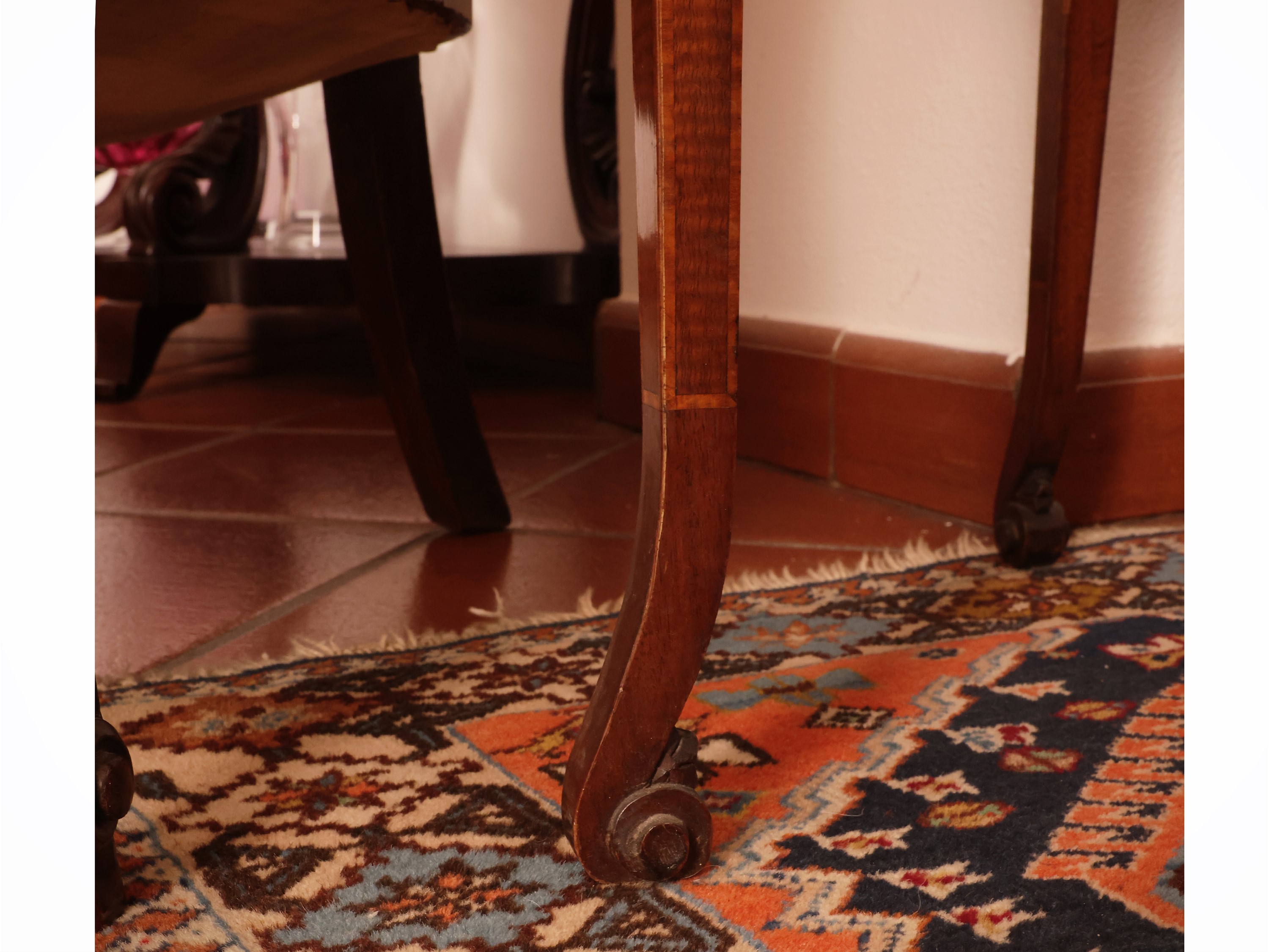 Tavolino da appoggio impiallacciato in varie essenze