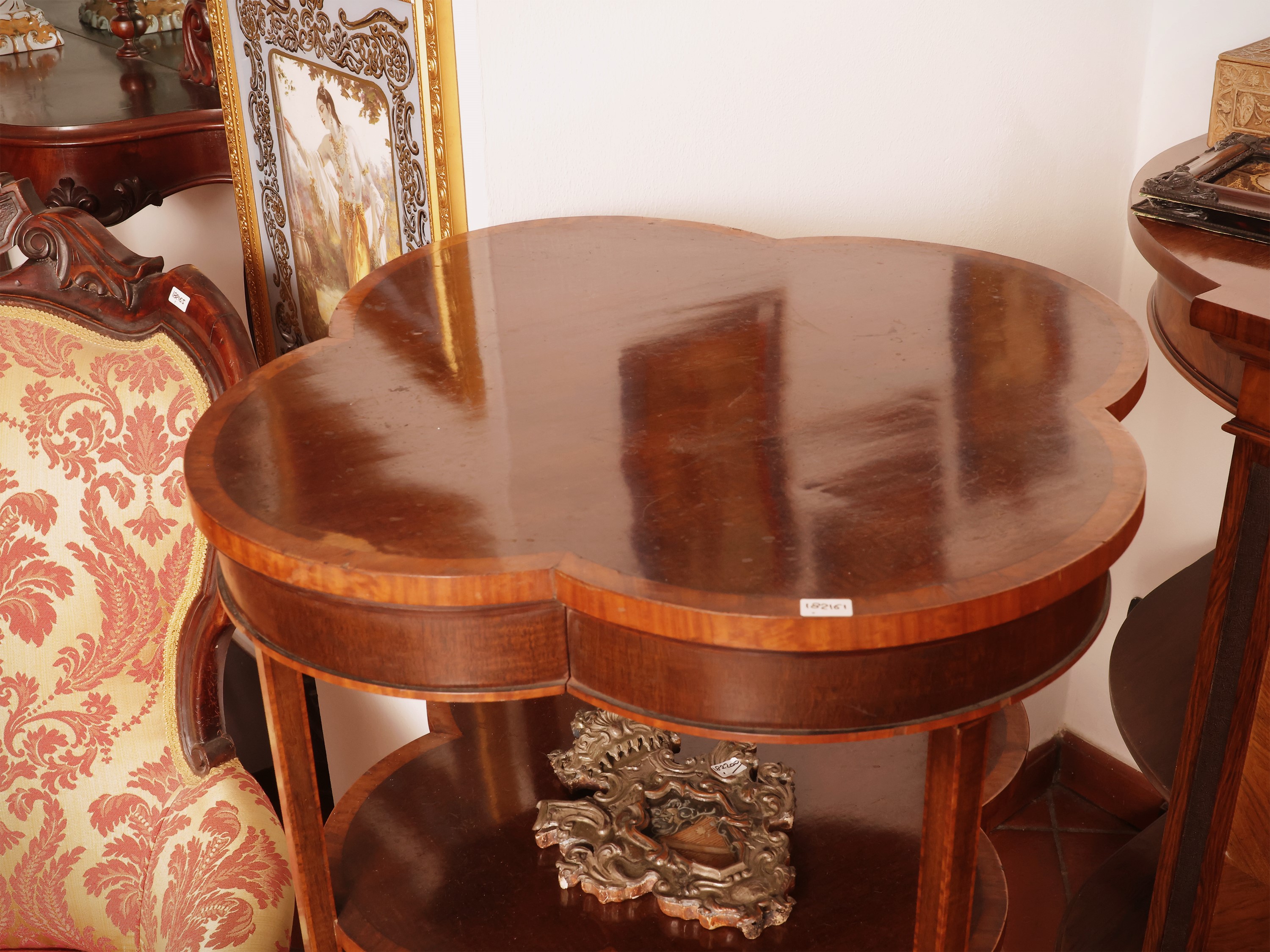 Tavolino da appoggio impiallacciato in varie essenze