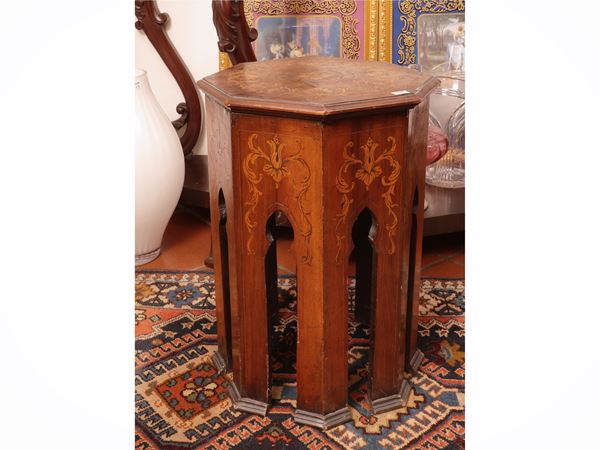 Side table in walnut veneer