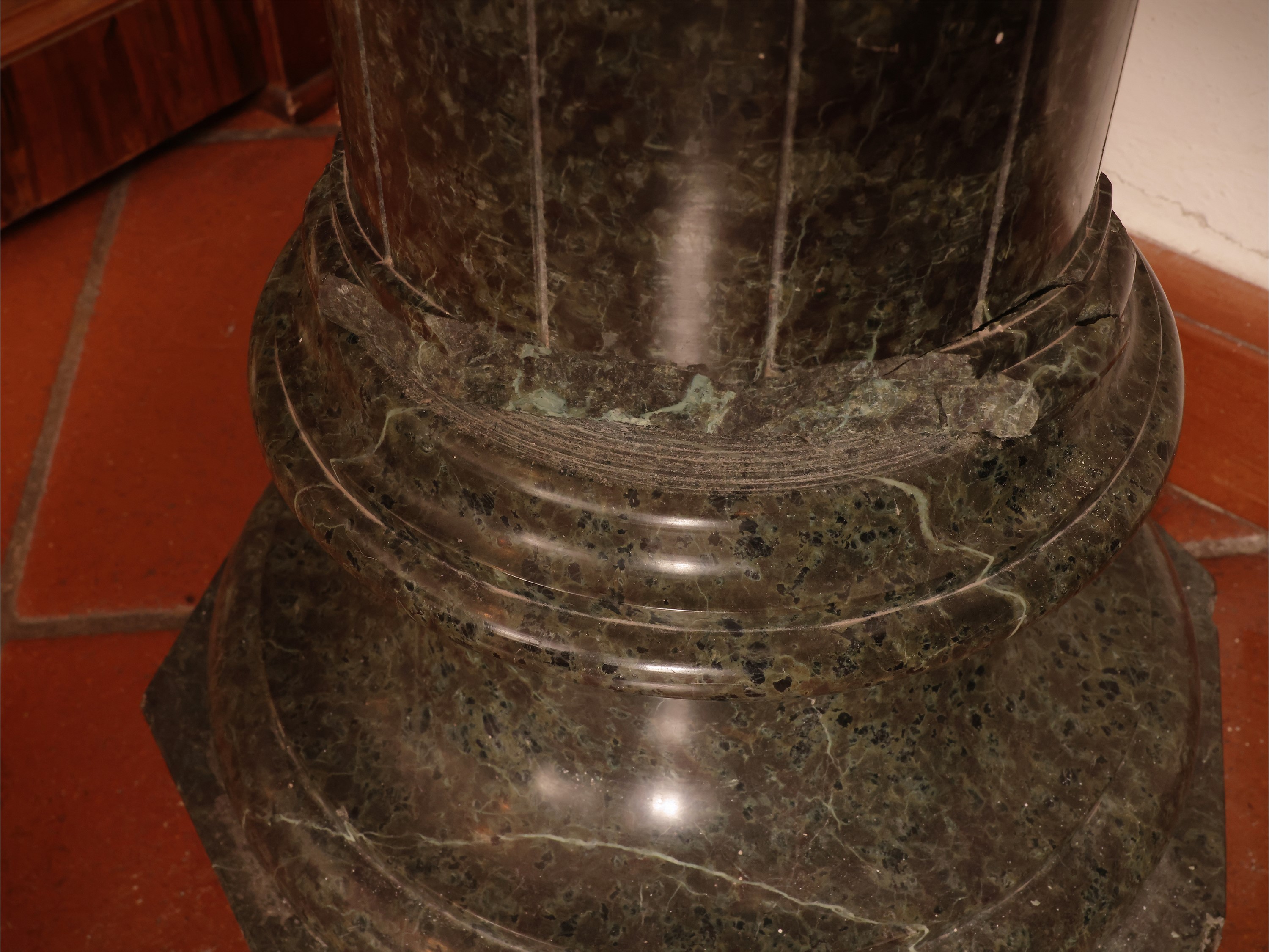 Colonna portavasi in marmo