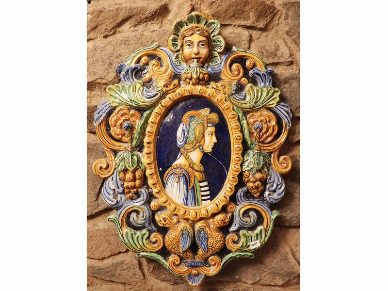 Medaglione in maiolica policroma di Caltagirone