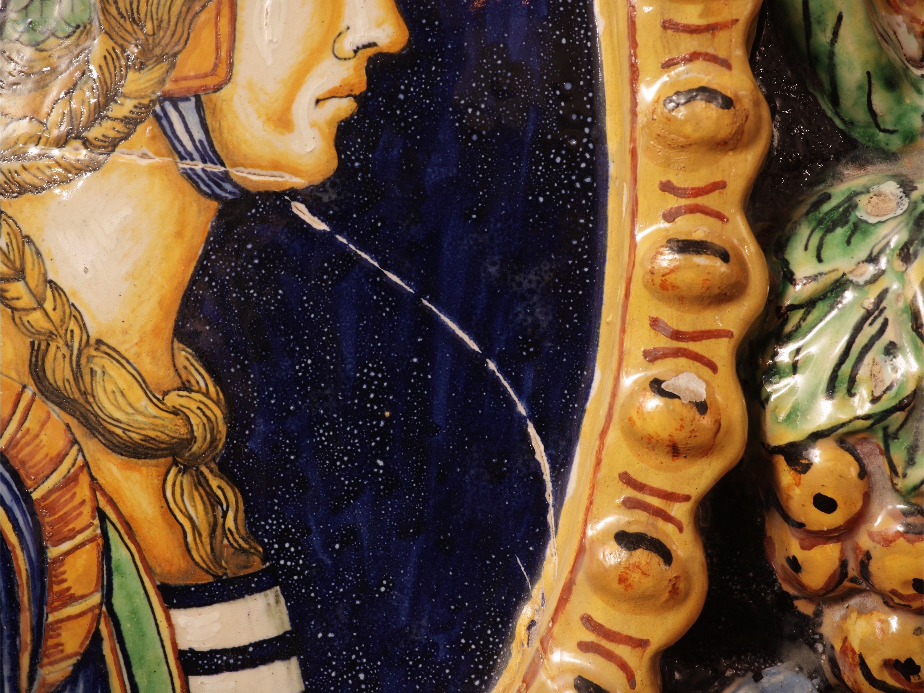 Medaglione in maiolica policroma di Caltagirone