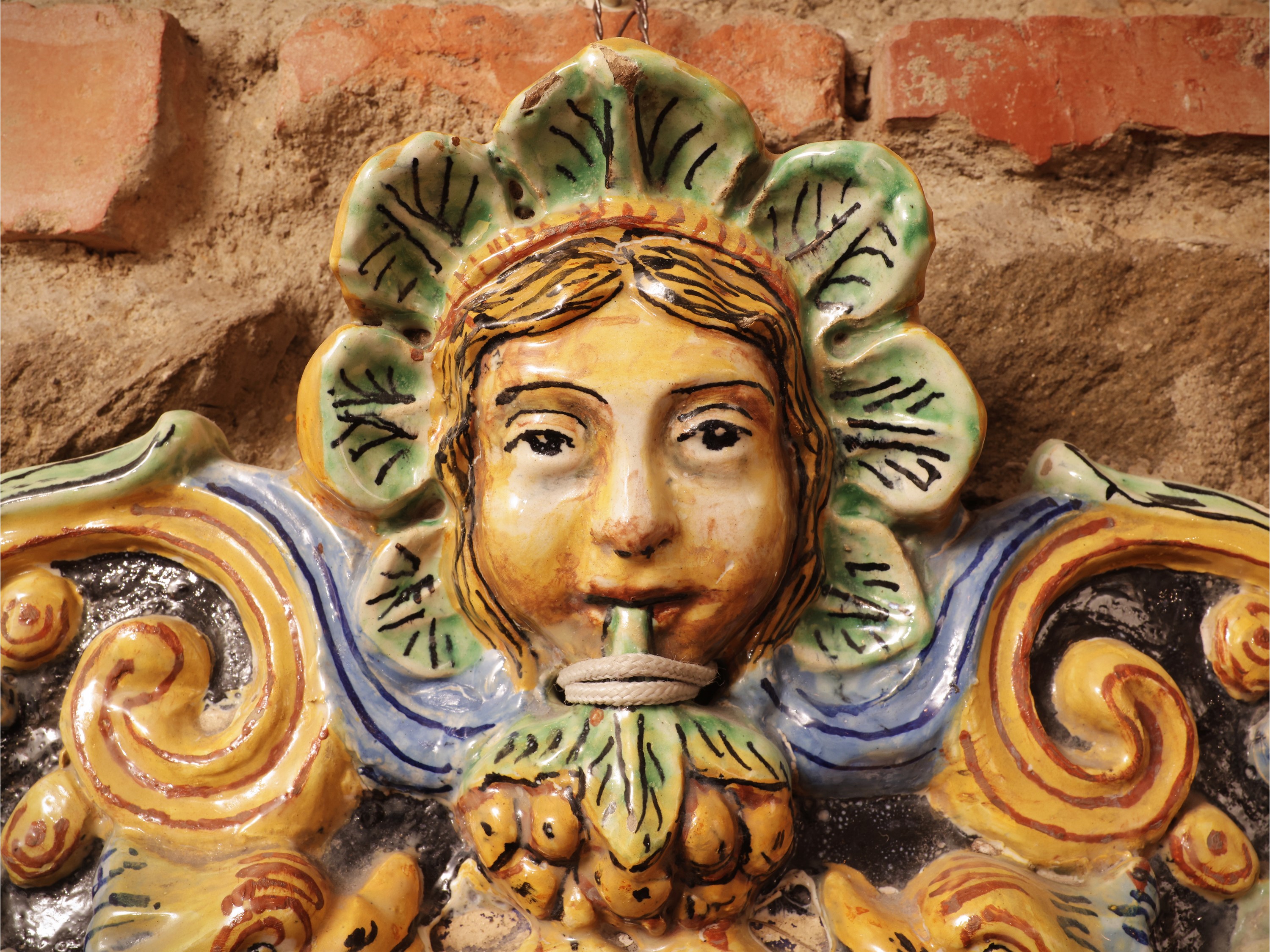 Medaglione in maiolica policroma di Caltagirone