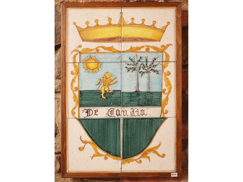 Stemma nobiliare in maiolica