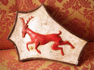 Stemma nobiliare in maiolica, raffigurante un cervo entro scudo sagomato