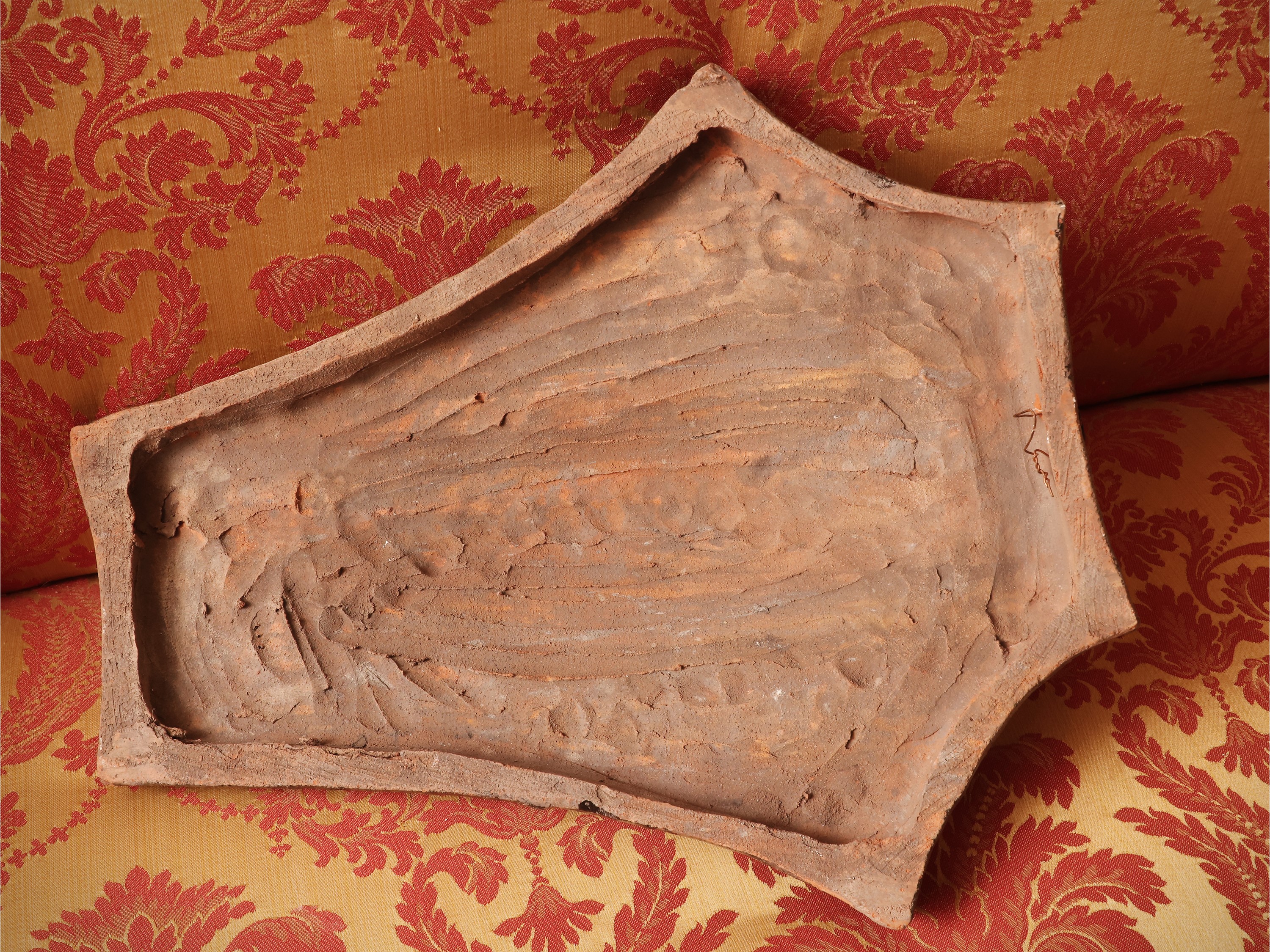 Stemma nobiliare in maiolica, raffigurante un cervo entro scudo sagomato
