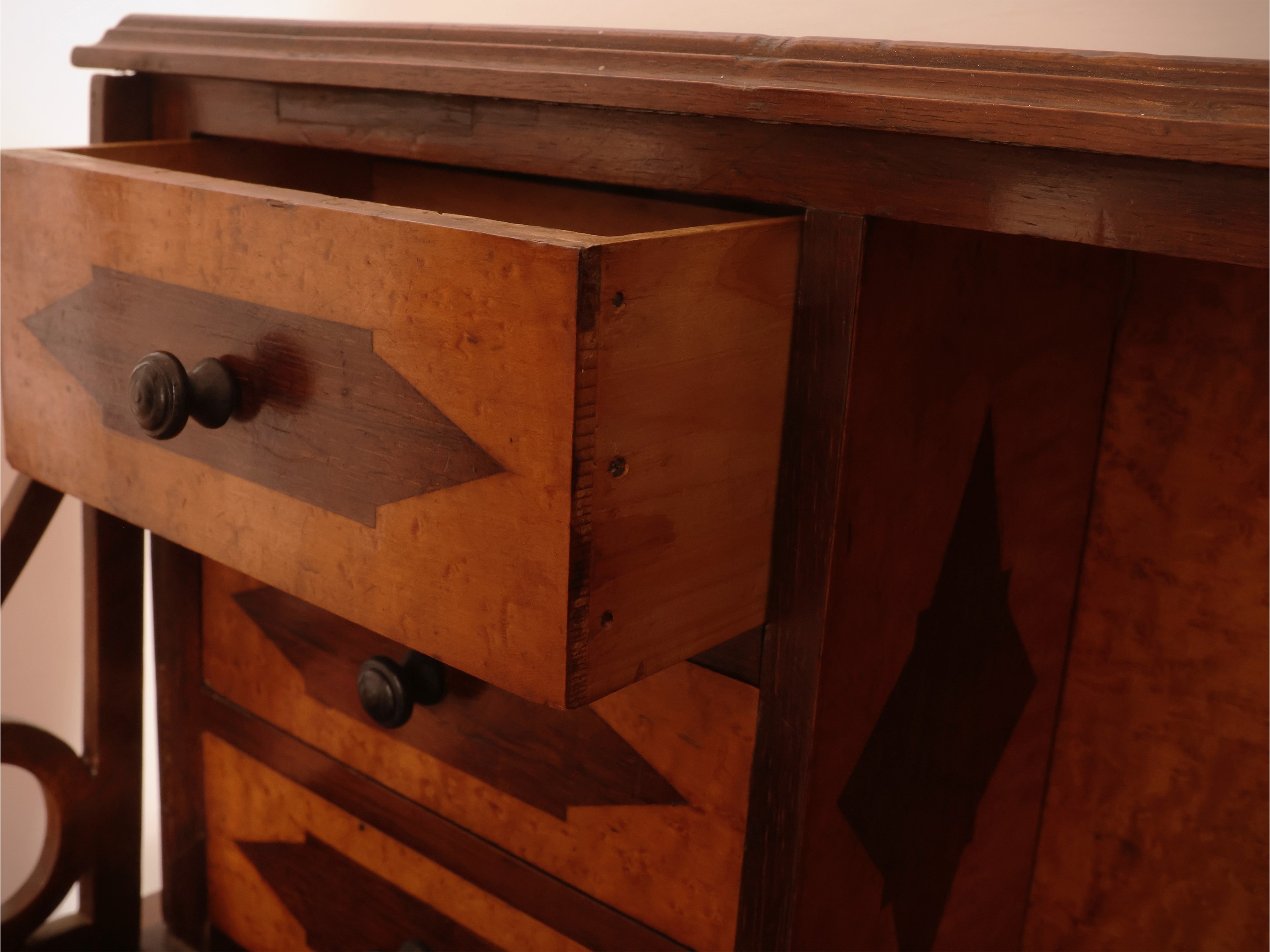 Scrittoio da signora impiallacciato in noce