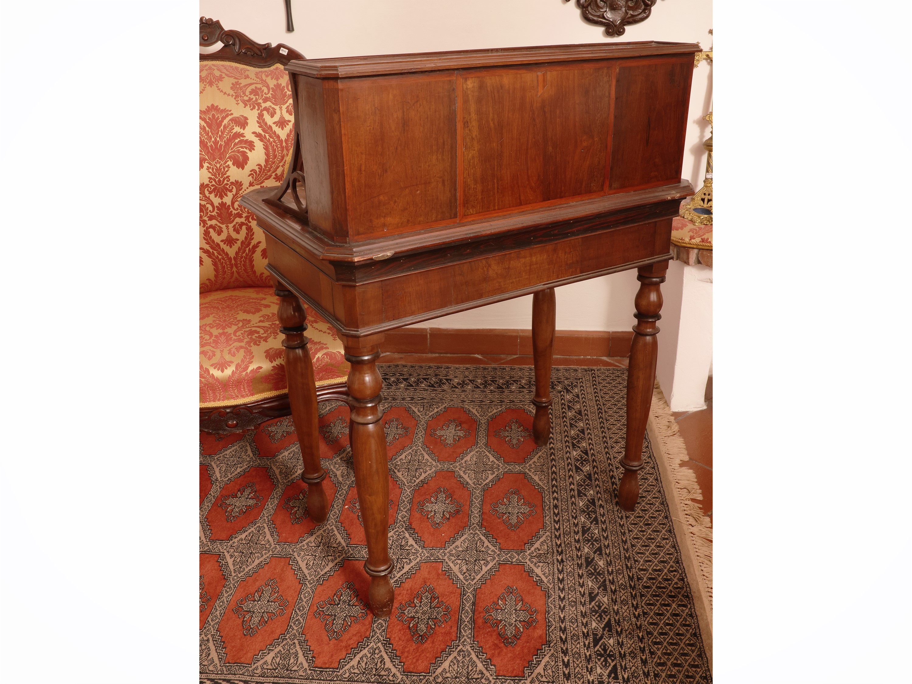 Scrittoio da signora impiallacciato in noce