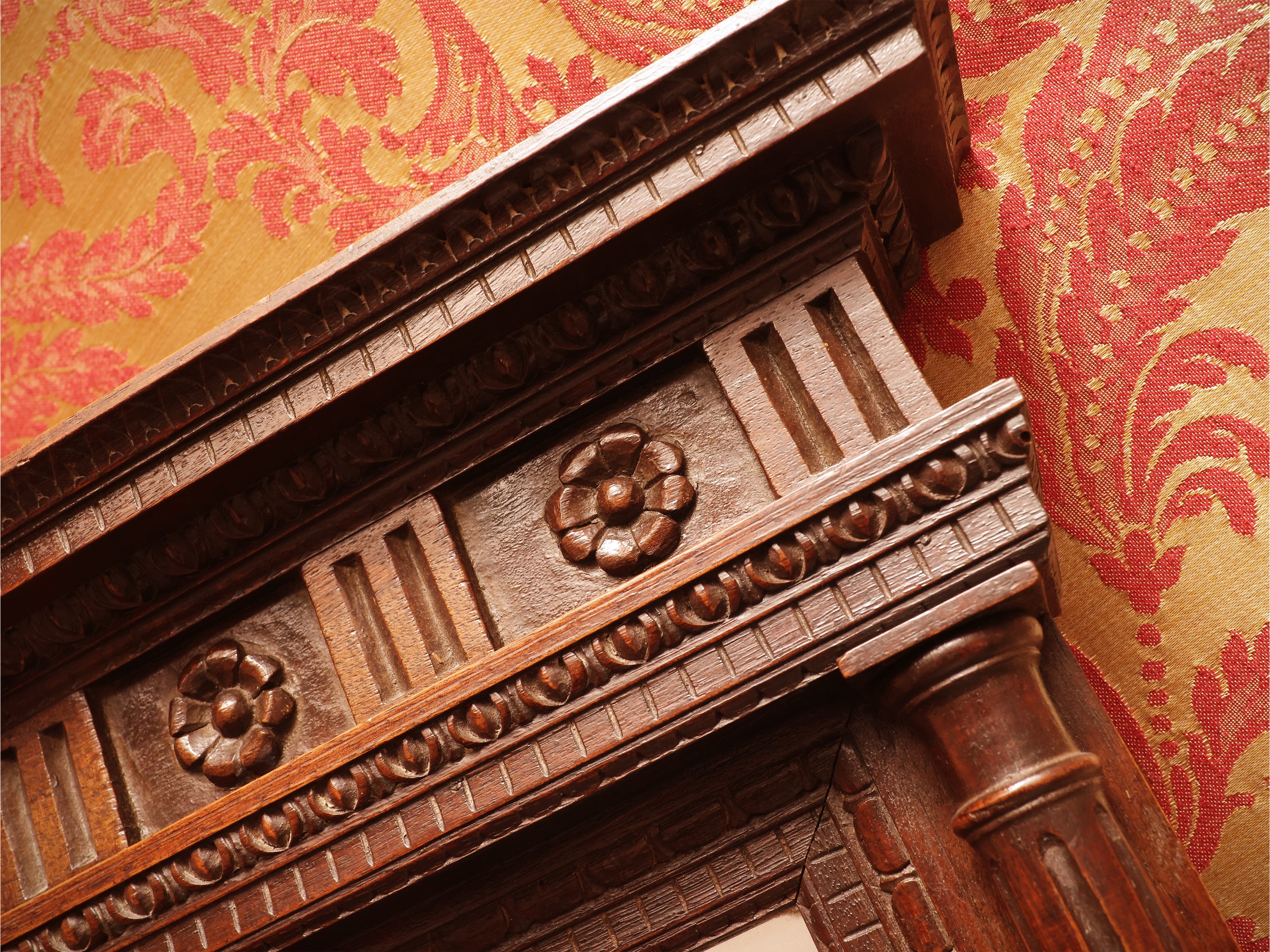 Piccola Specchiera con Cornice in Noce