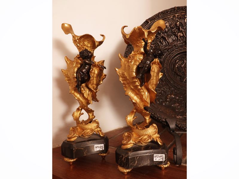 Coppia di vasi in bronzo dorato e patinato