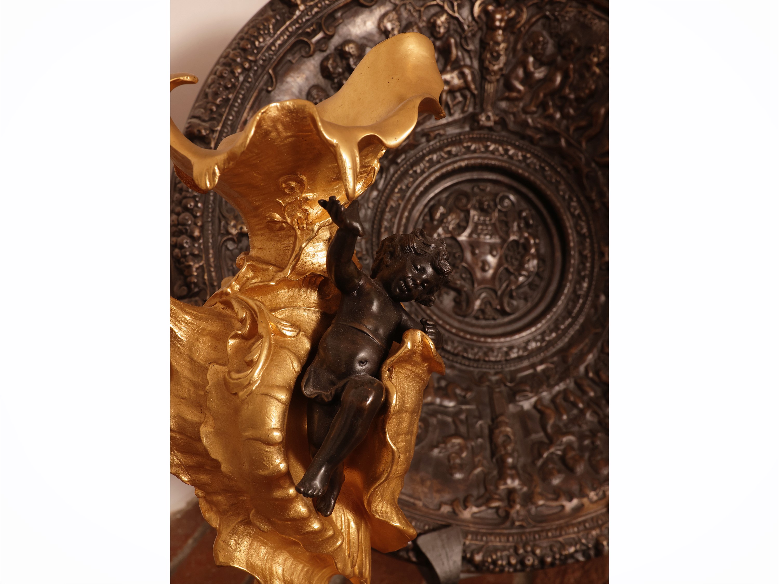 Coppia di vasi in bronzo dorato e patinato