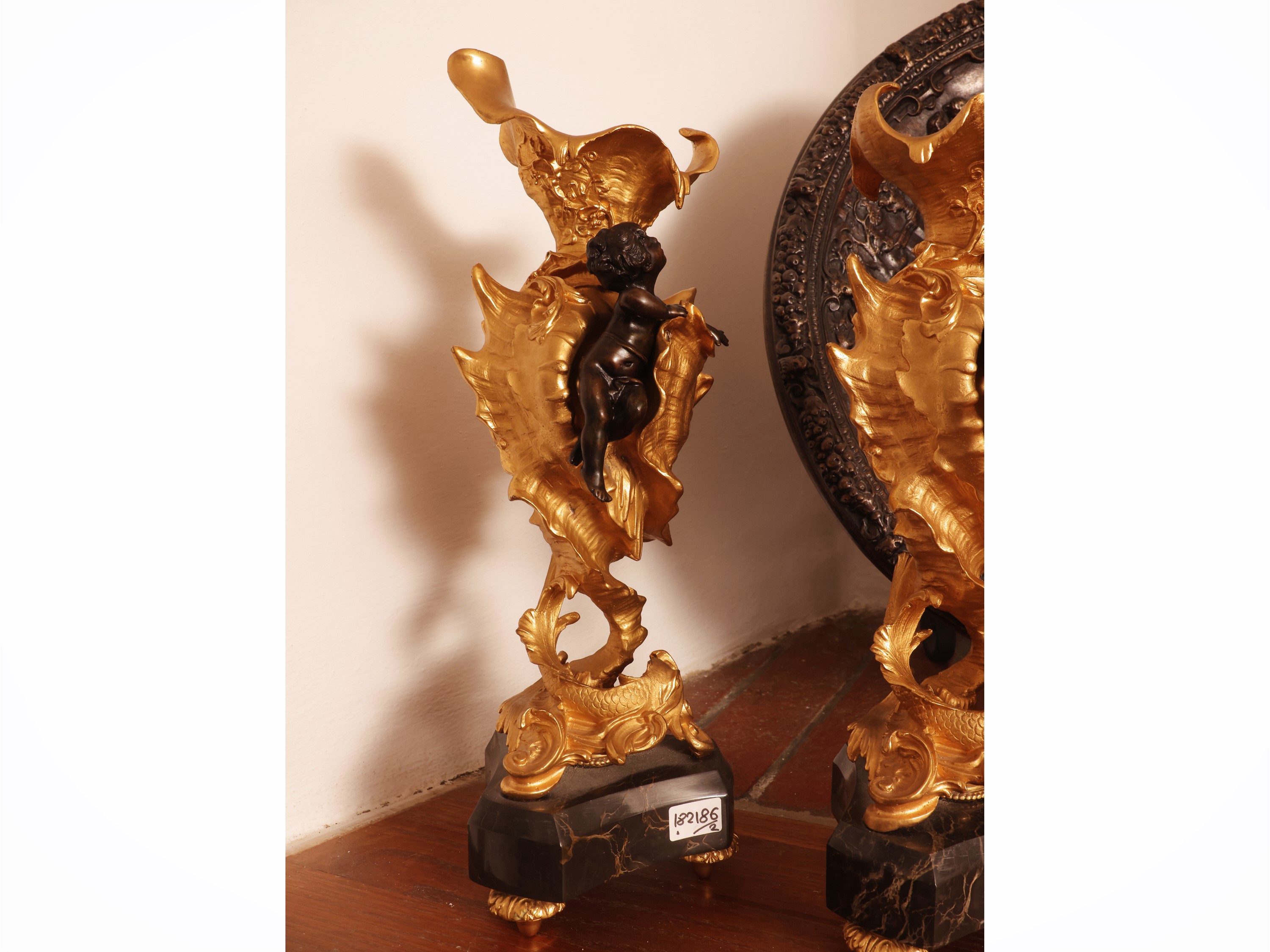 Coppia di vasi in bronzo dorato e patinato