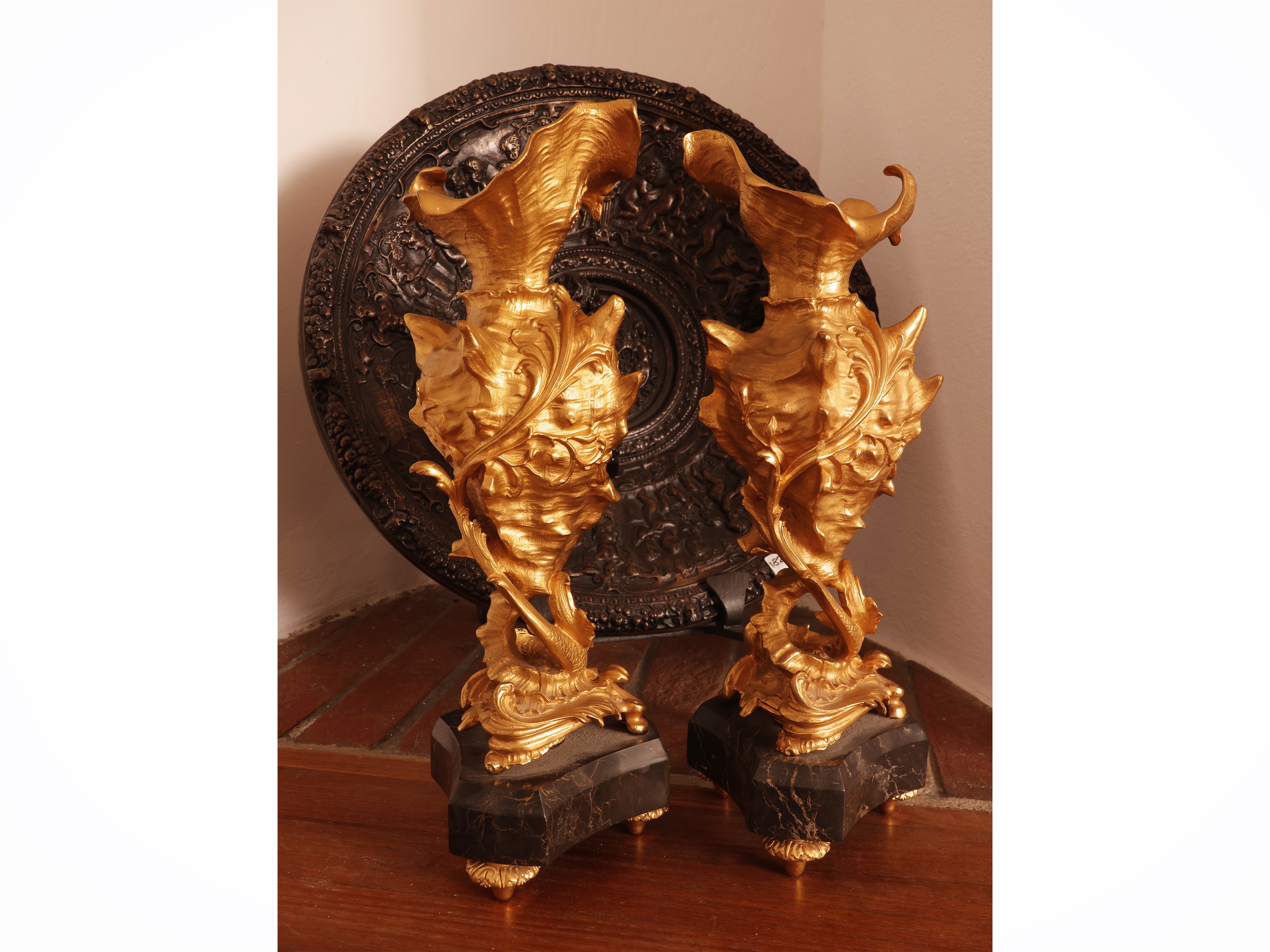 Coppia di vasi in bronzo dorato e patinato