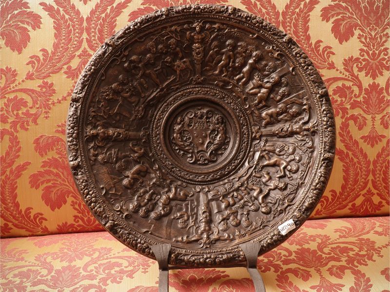 Piatto da parata in metallo