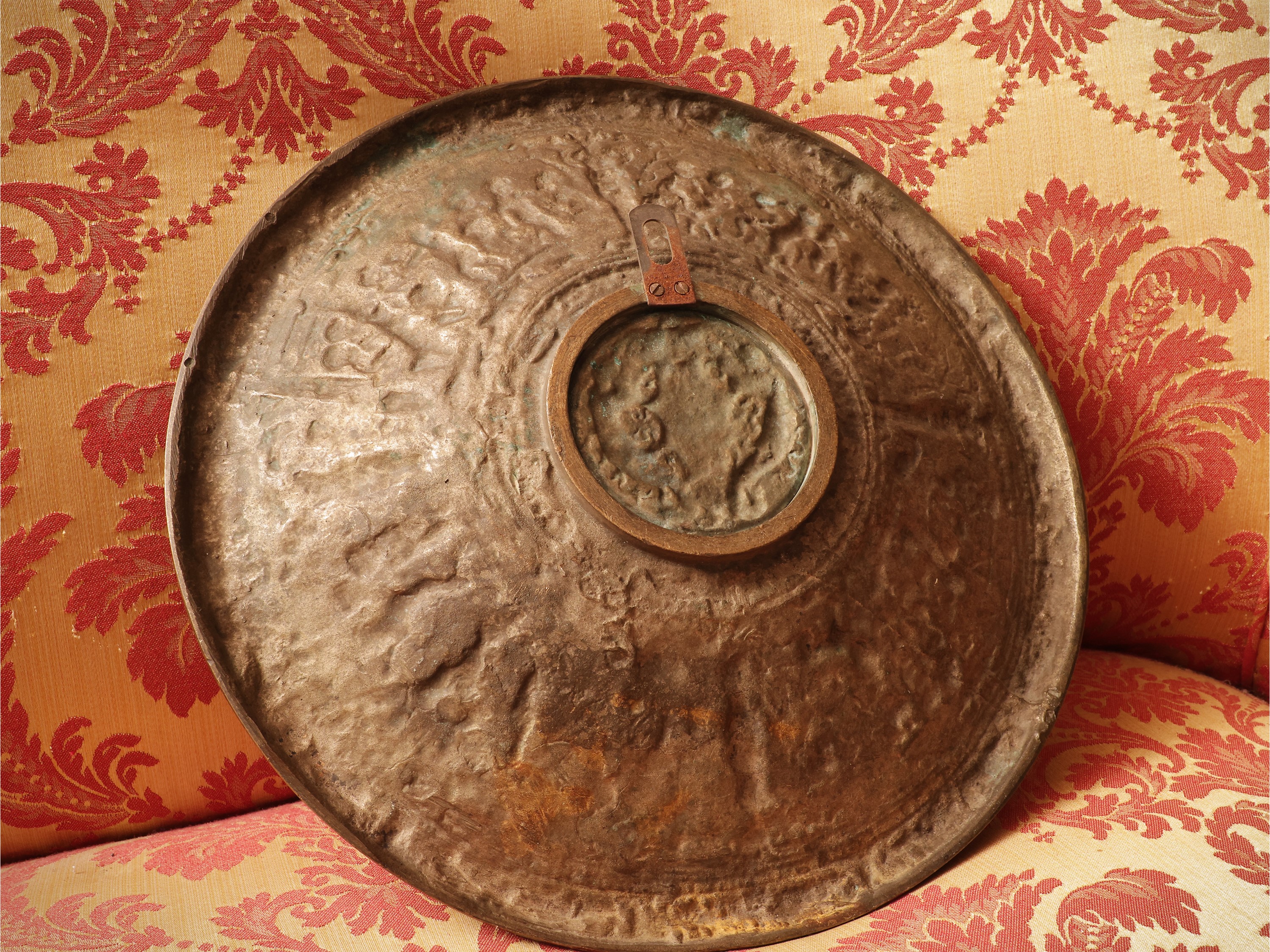 Piatto da parata in metallo