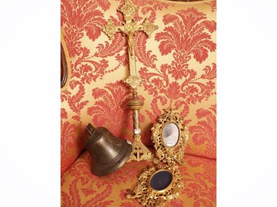 Croce astile, Campana in bronzo con stemma mediceo e cornici in bronzo dorato, XIX/XX secolo
