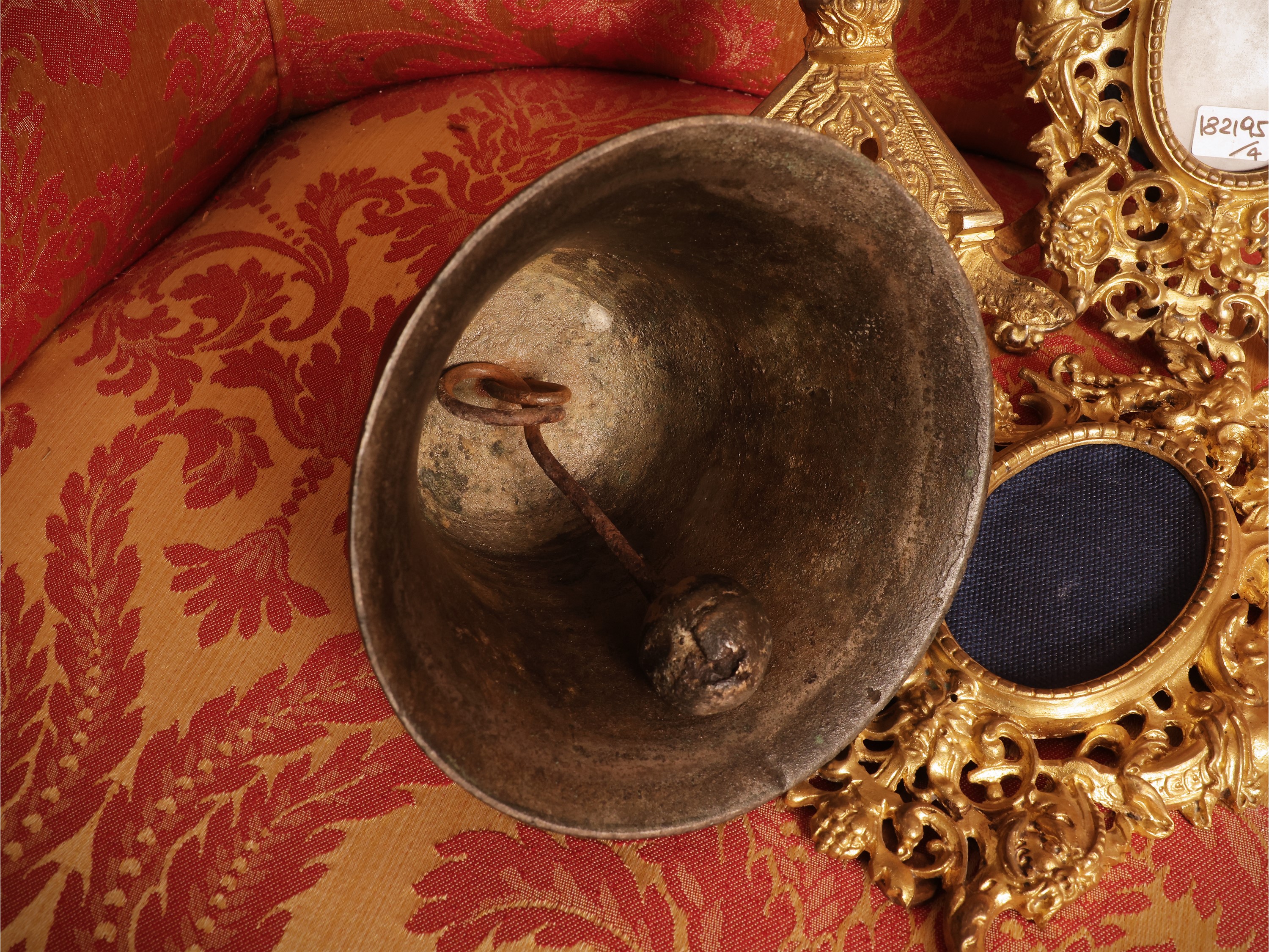 Croce astile, Campana in bronzo con stemma mediceo e cornici in bronzo dorato, XIX/XX secolo