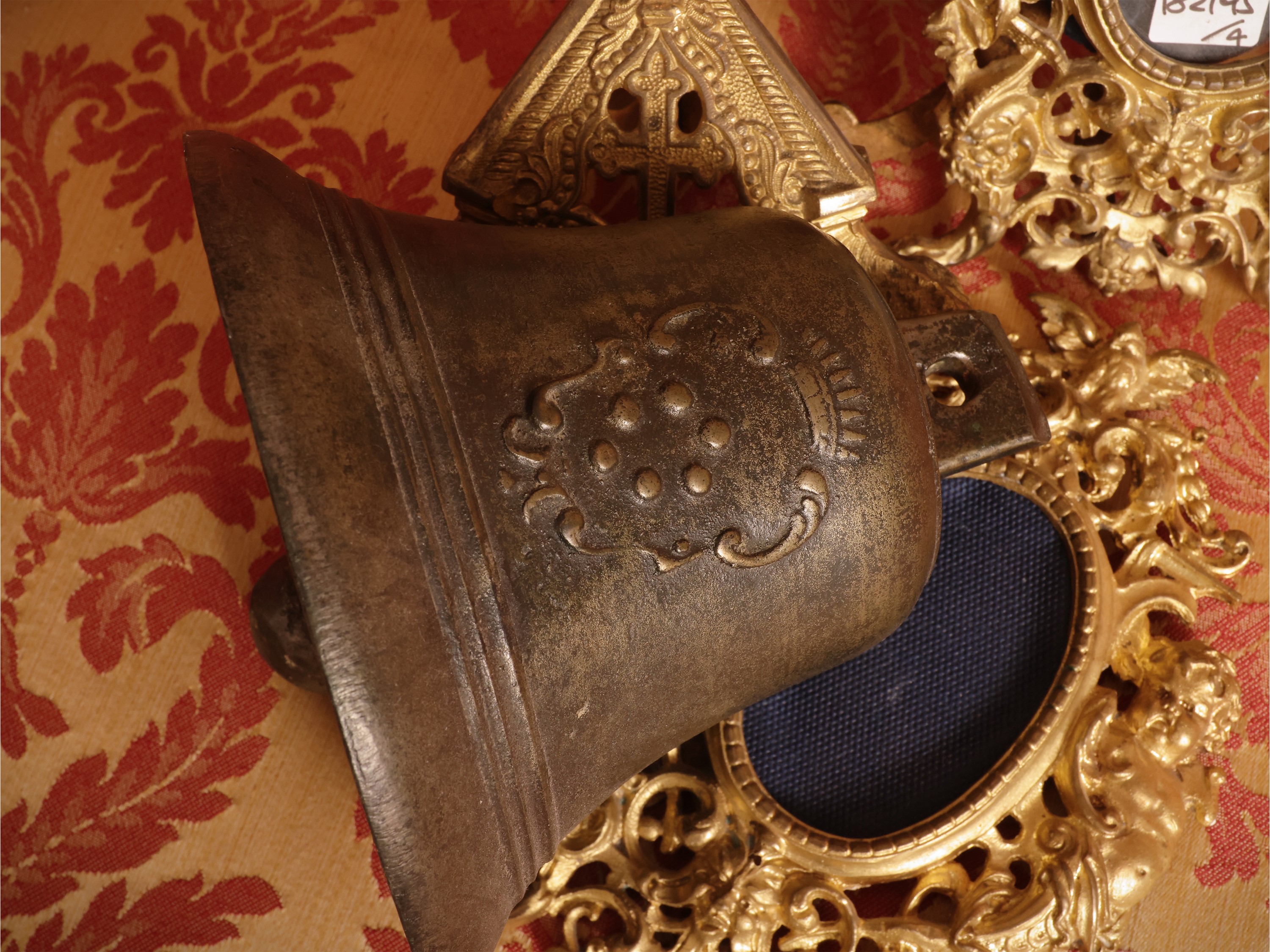 Croce astile, Campana in bronzo con stemma mediceo e cornici in bronzo dorato, XIX/XX secolo
