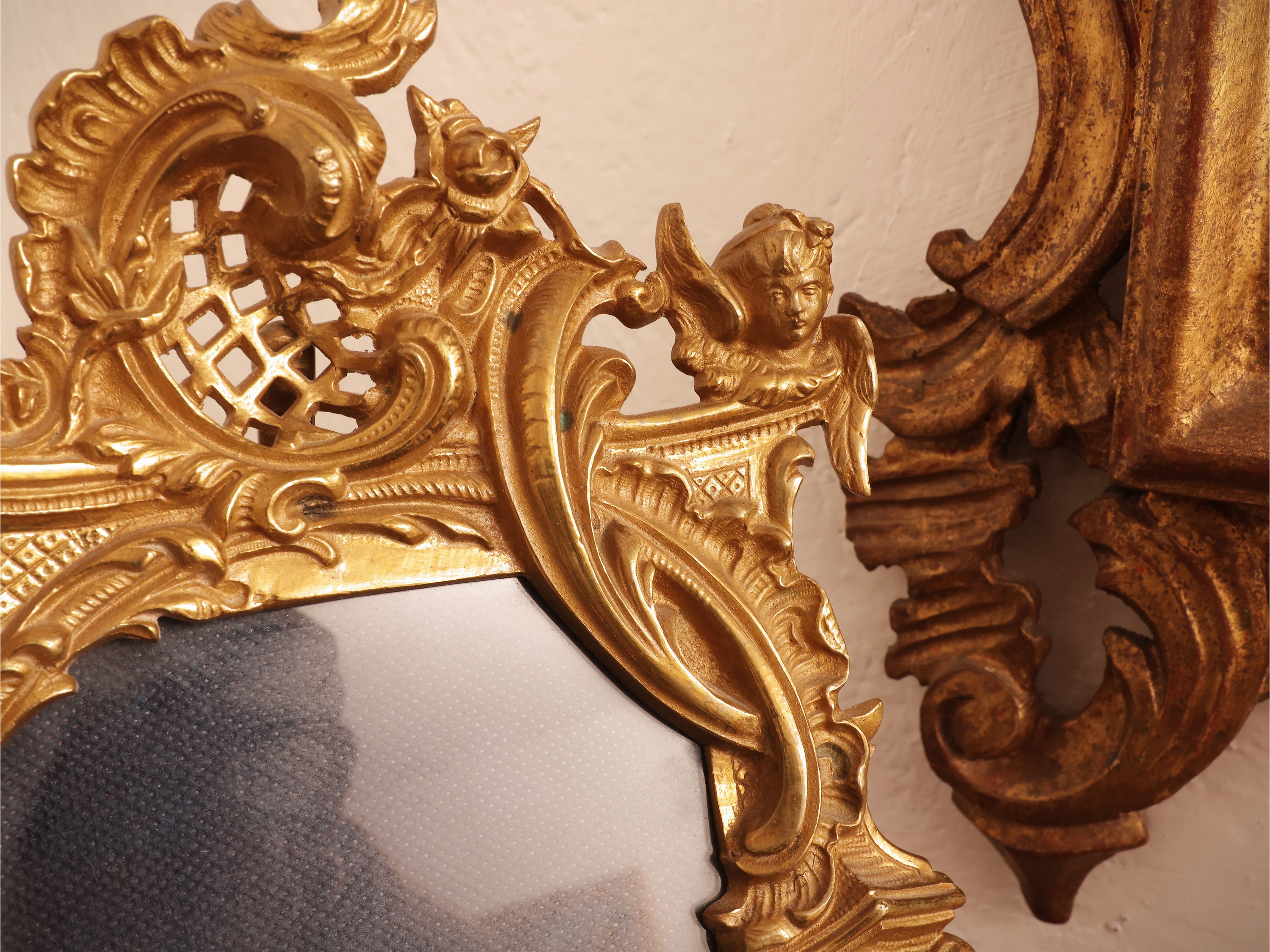 G. Poggi, Curiosità d'epoca - Vaso in vetro di Murano, cornice in bronzo dorato e bronzetti