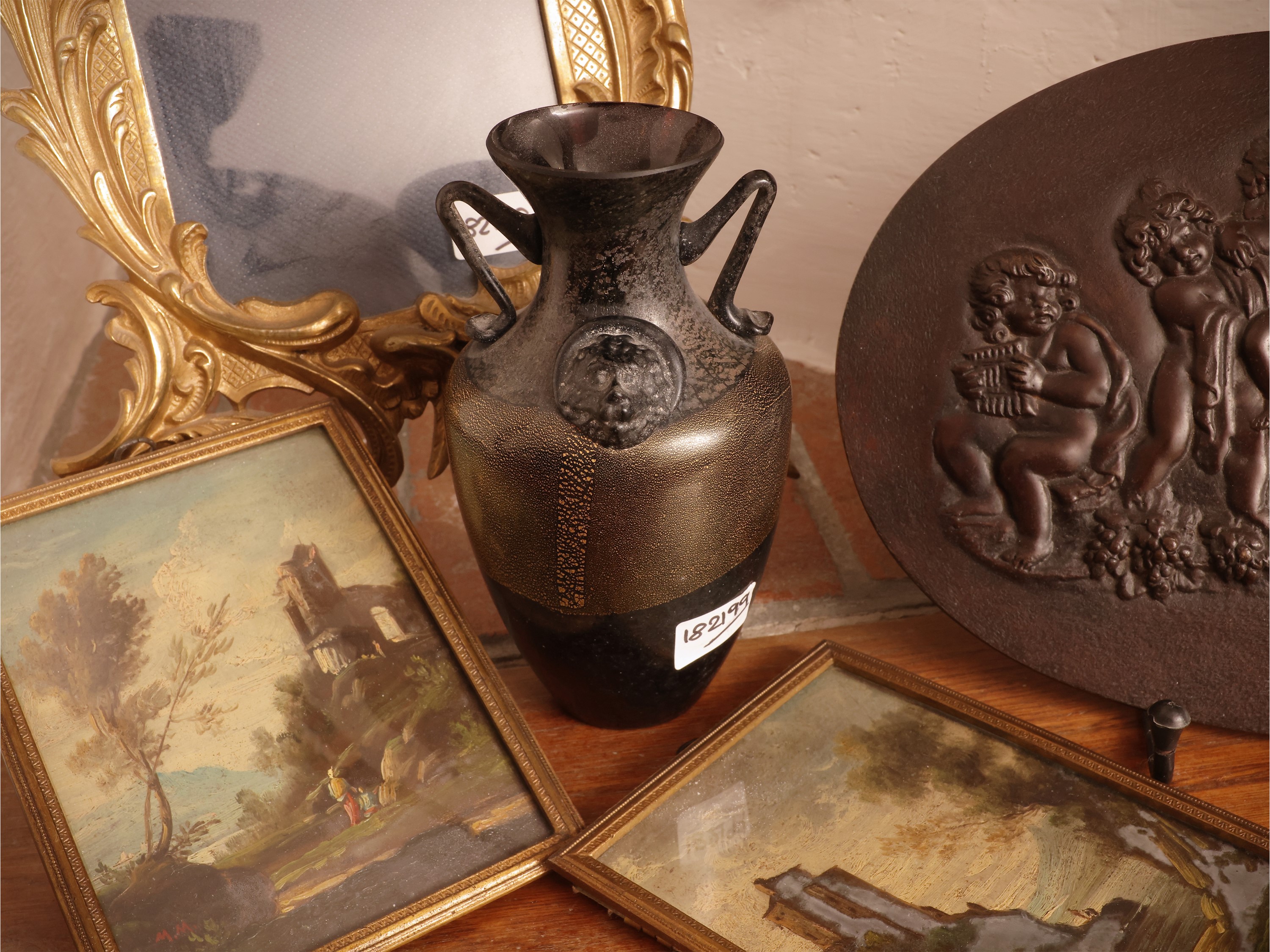 G. Poggi, Curiosità d'epoca - Vaso in vetro di Murano, cornice in bronzo dorato e bronzetti