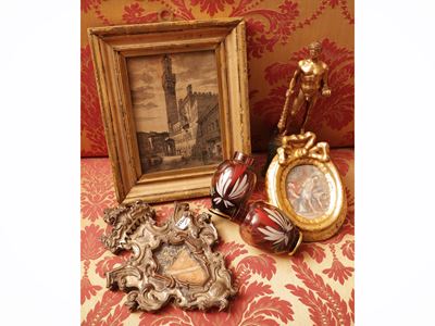 Lotto di curiosità d'epoca, composto da Ercole invictus in bronzo dorato, cartagloria in metallo ...