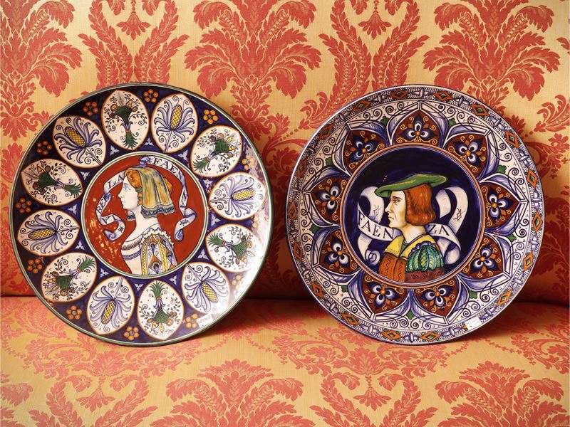 Due piatti da parata in ceramica smalata, Faenza
