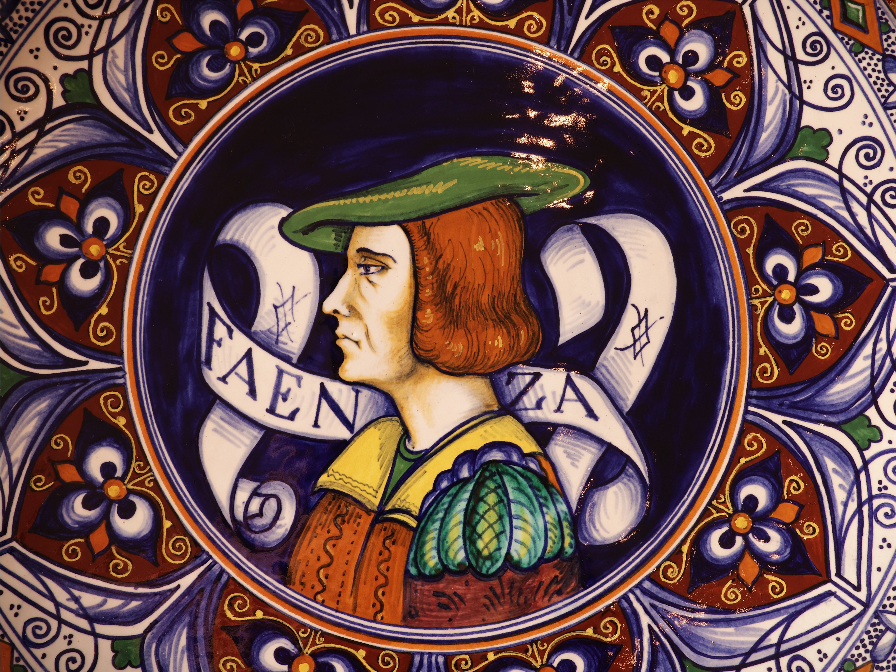 Due piatti da parata in ceramica smalata, Faenza