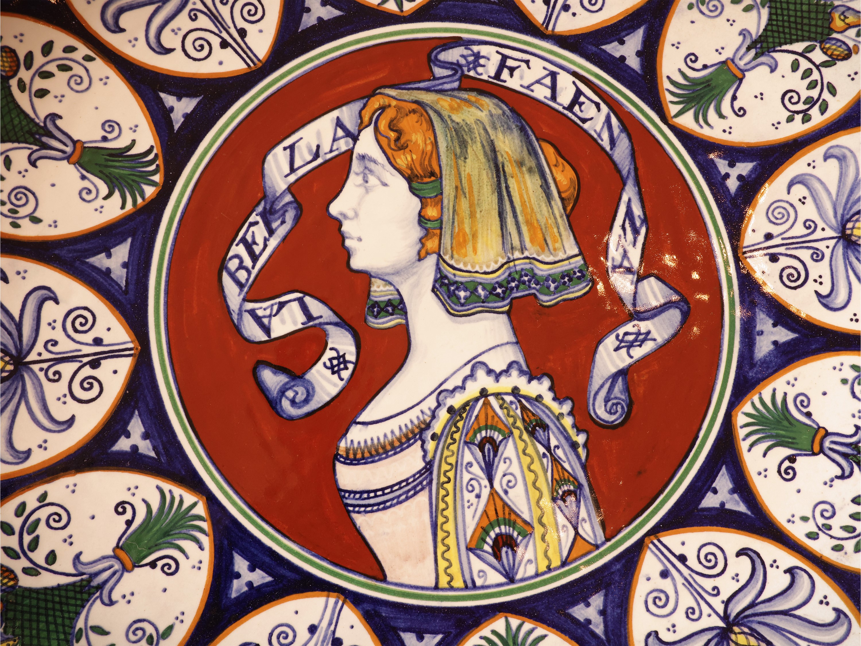 Due piatti da parata in ceramica smalata, Faenza