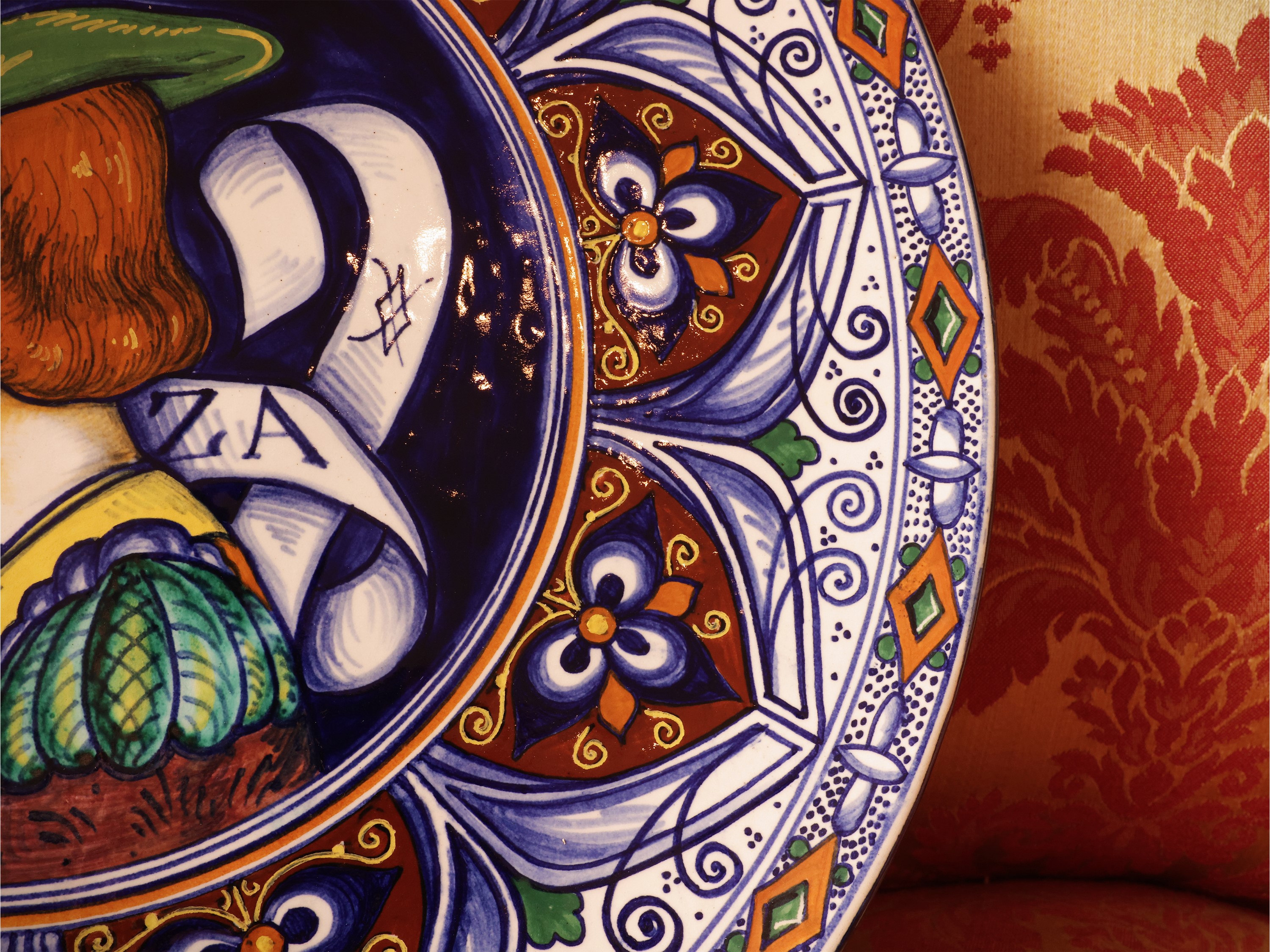 Due piatti da parata in ceramica smalata, Faenza