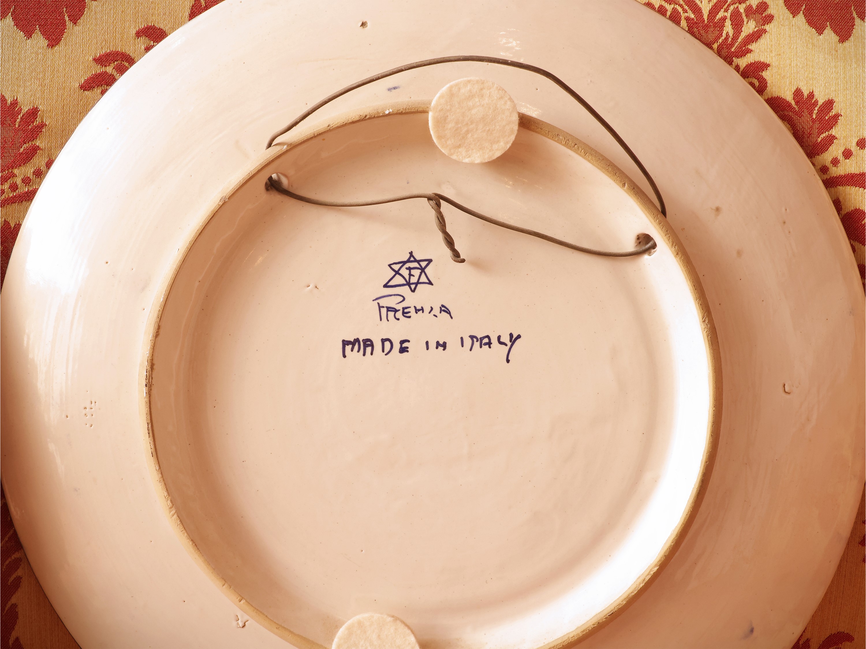 Due piatti da parata in ceramica smalata, Faenza