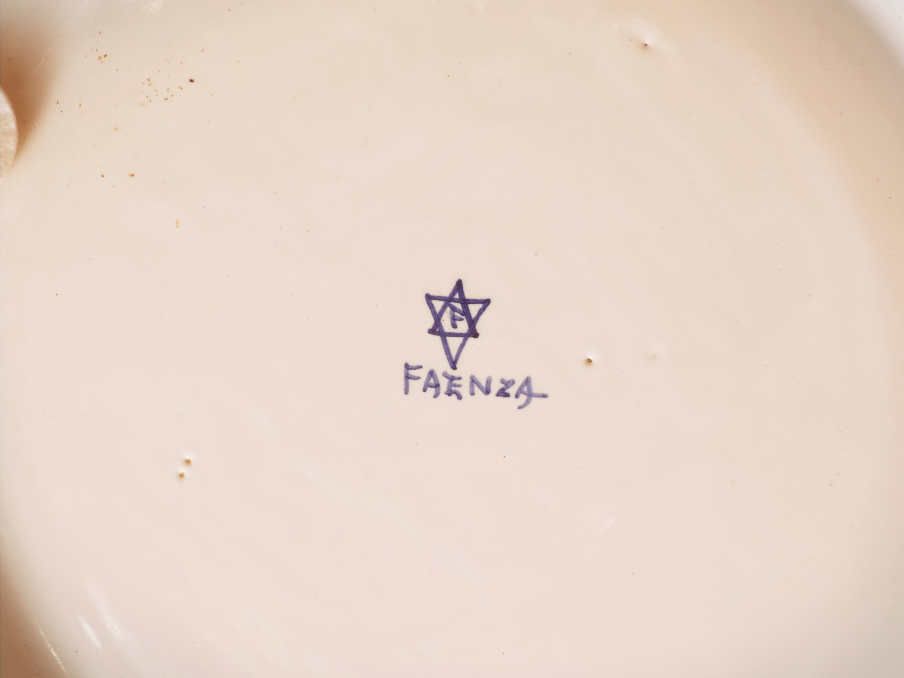 Due piatti da parata in ceramica smalata, Faenza