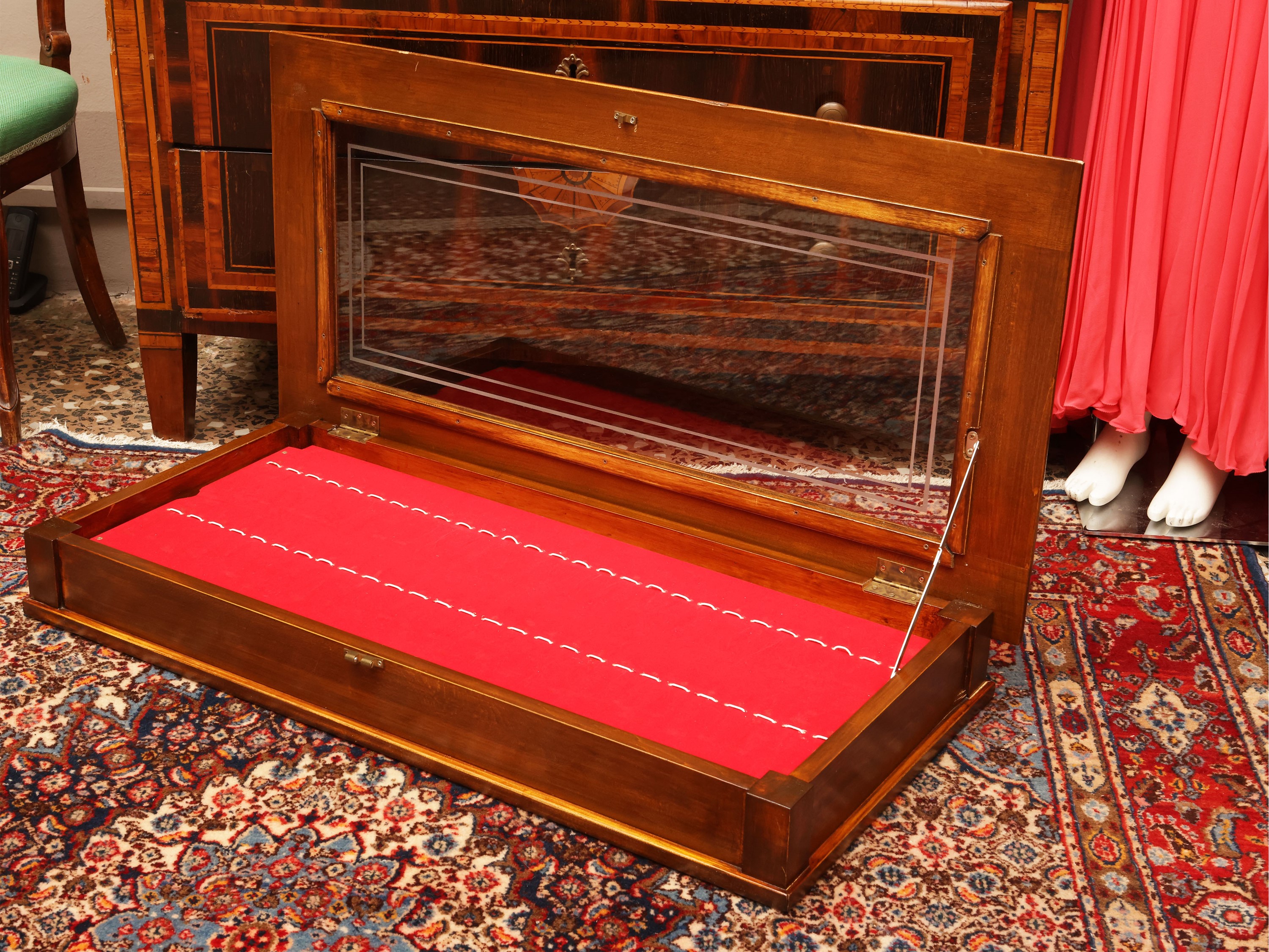 Grande teca per collezioni in noce