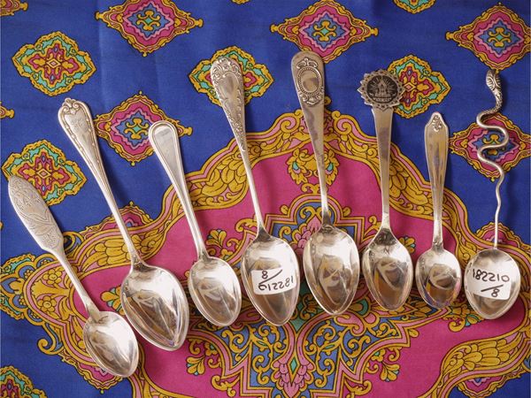 Otto cucchiaini da collezione in argento