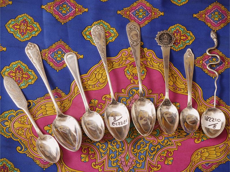 Otto cucchiaini da collezione in argento