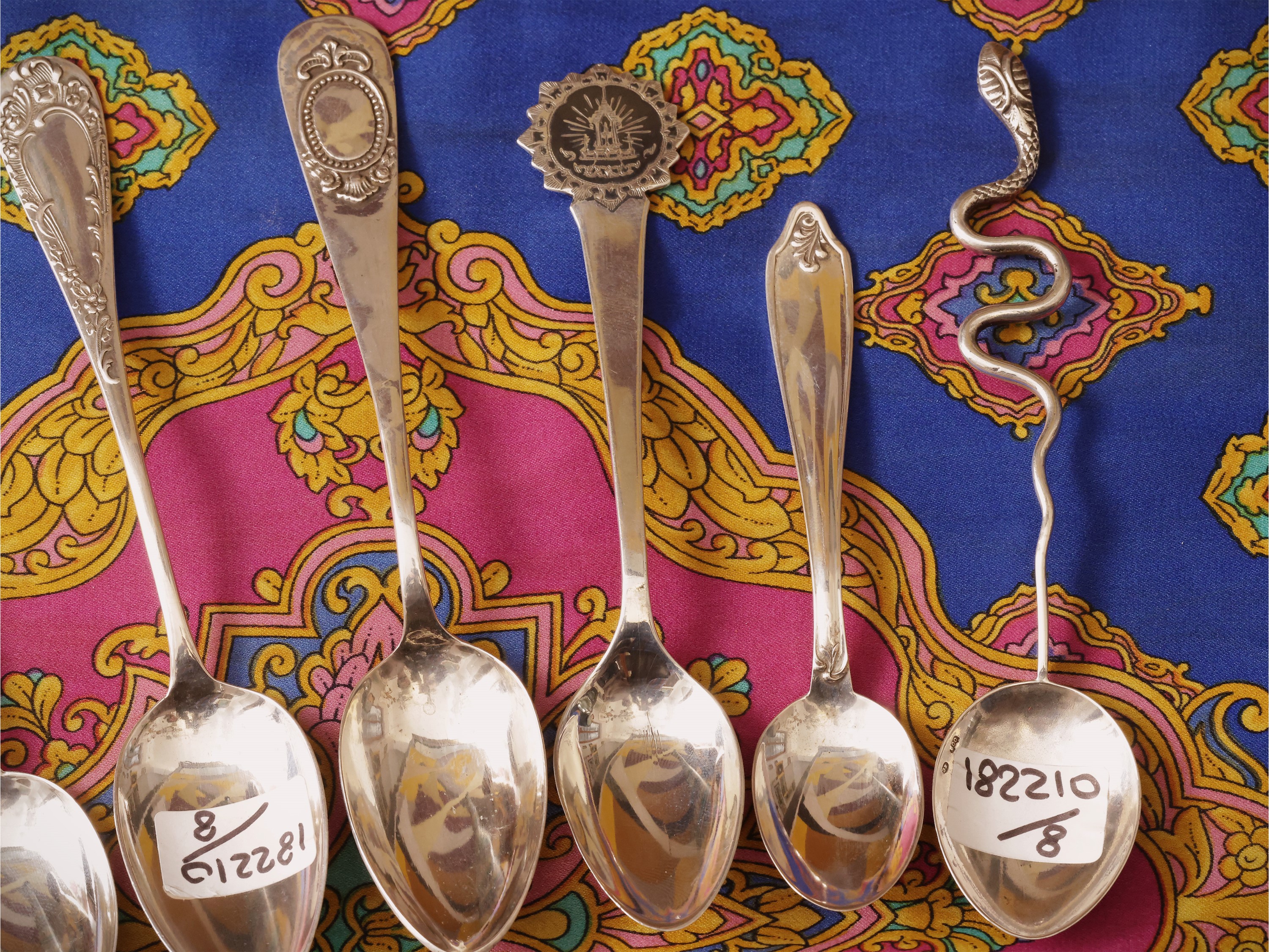 Otto cucchiaini da collezione in argento