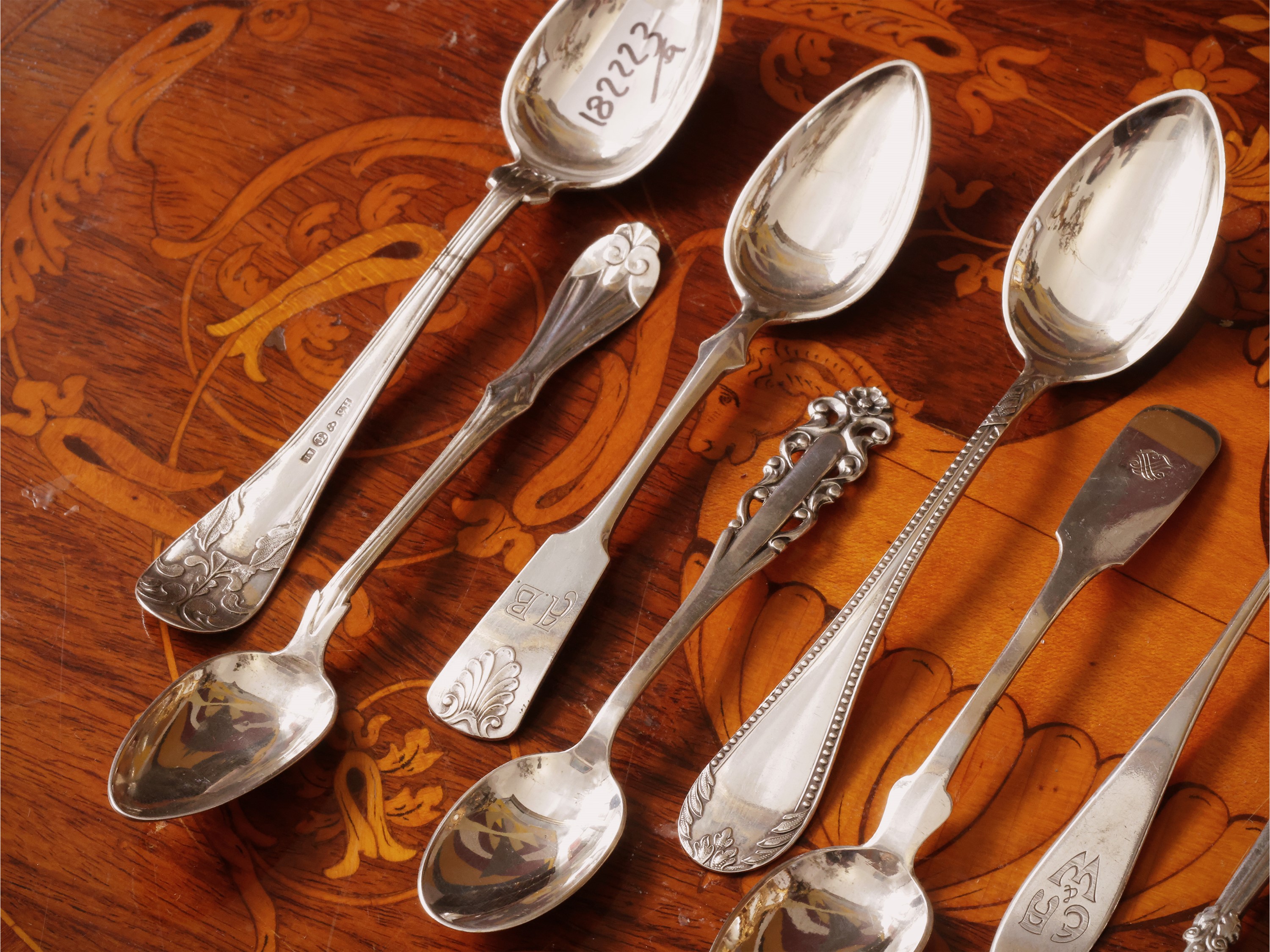 Fantasia di cucchiaini in argento di manifatture nord europee