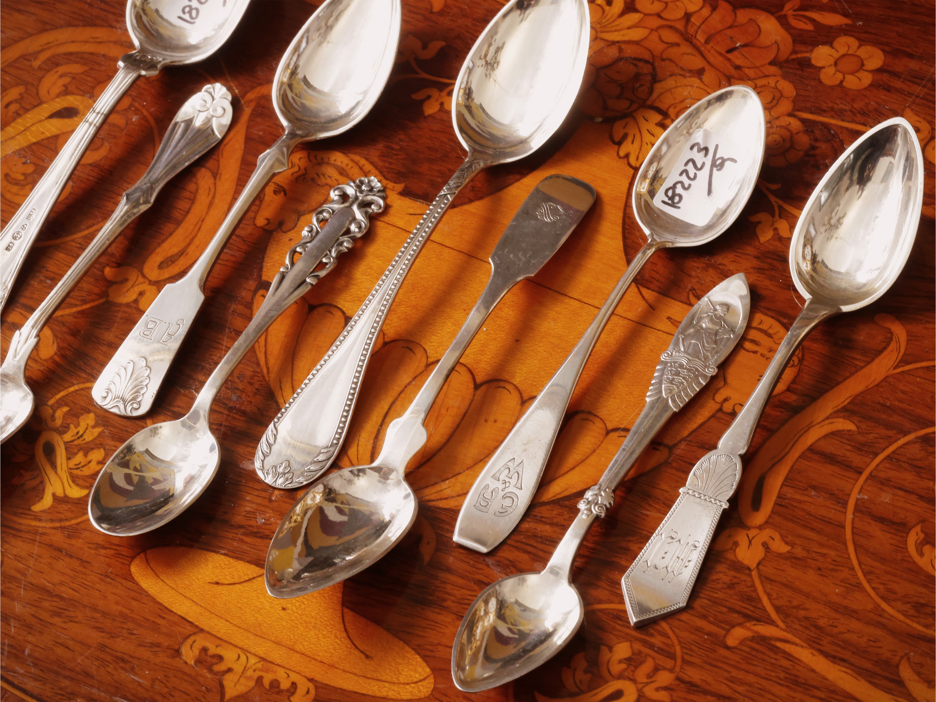 Fantasia di cucchiaini in argento di manifatture nord europee