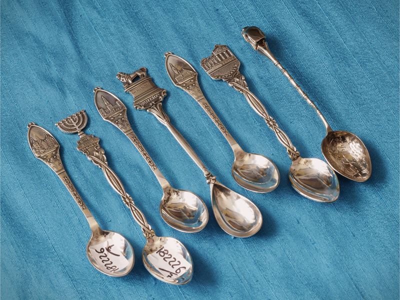 Collezione di cucchiaini souvenir dal mondo