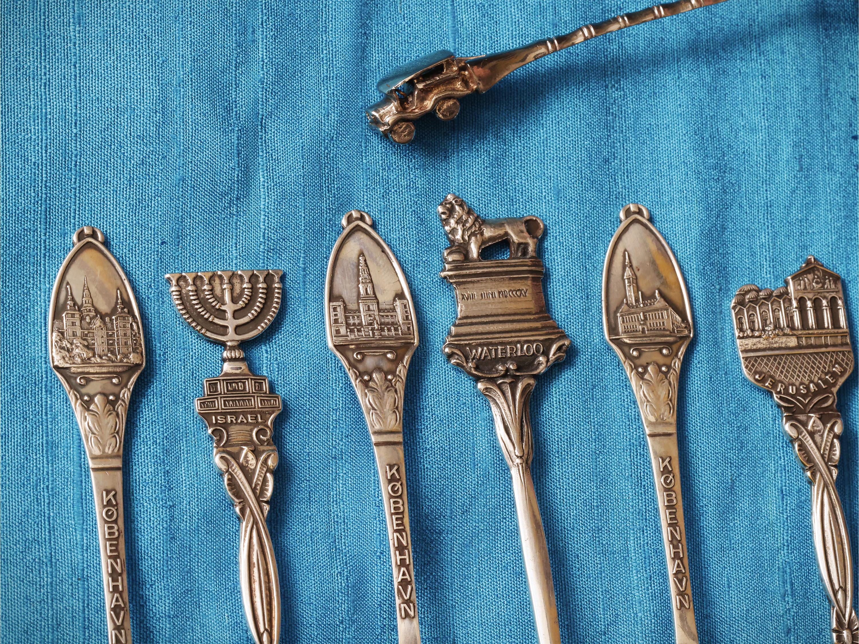 Collezione di cucchiaini souvenir dal mondo