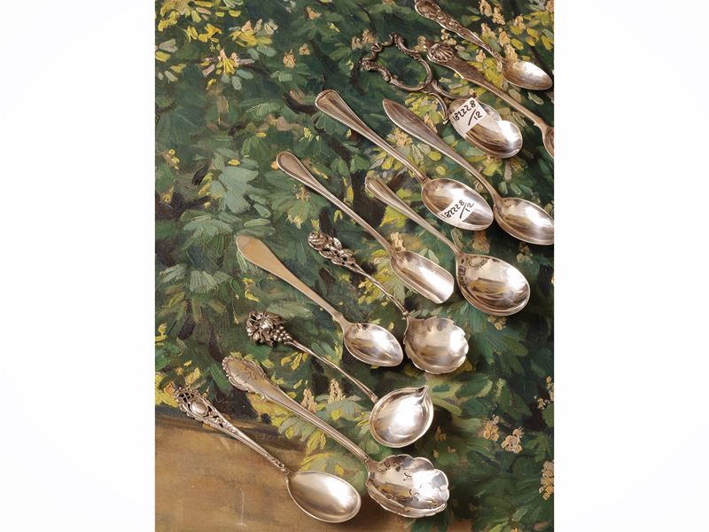 Dodici cucchiaini da collezione in argento