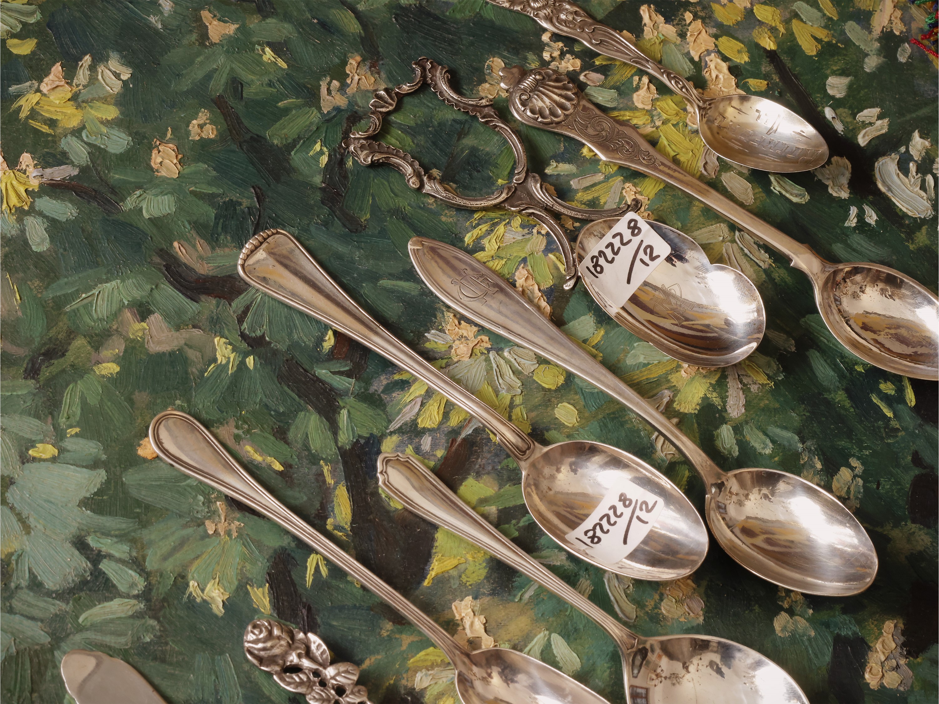 Dodici cucchiaini da collezione in argento