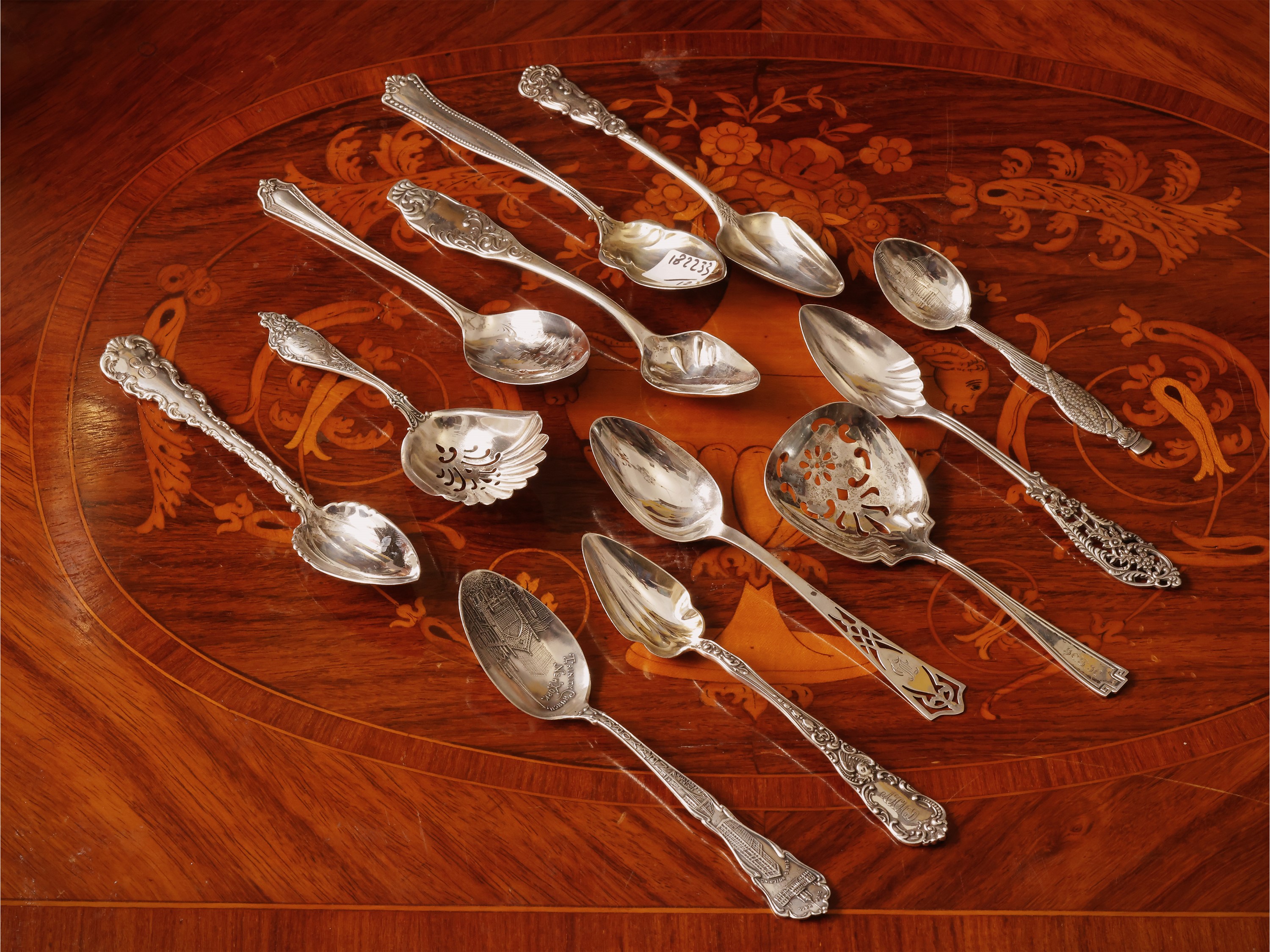 Dodici cucchiaini da collezione in argento sterling