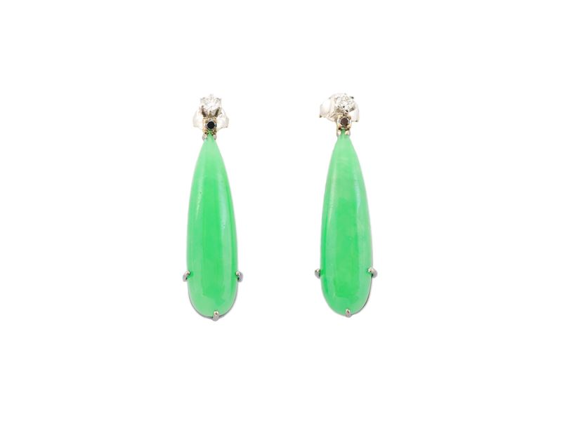 Paio di orecchini pendenti in oro bianco, giada e diamanti bianchi e neri