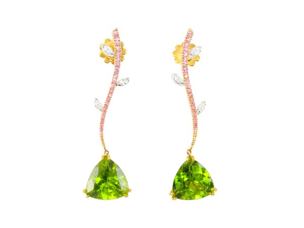 Paio di orecchini pendenti in oro giallo, peridoti, diamanti e zaffiri  - Asta Gioielli e Orologi - Maison Bibelot - Casa d'Aste Firenze - Milano