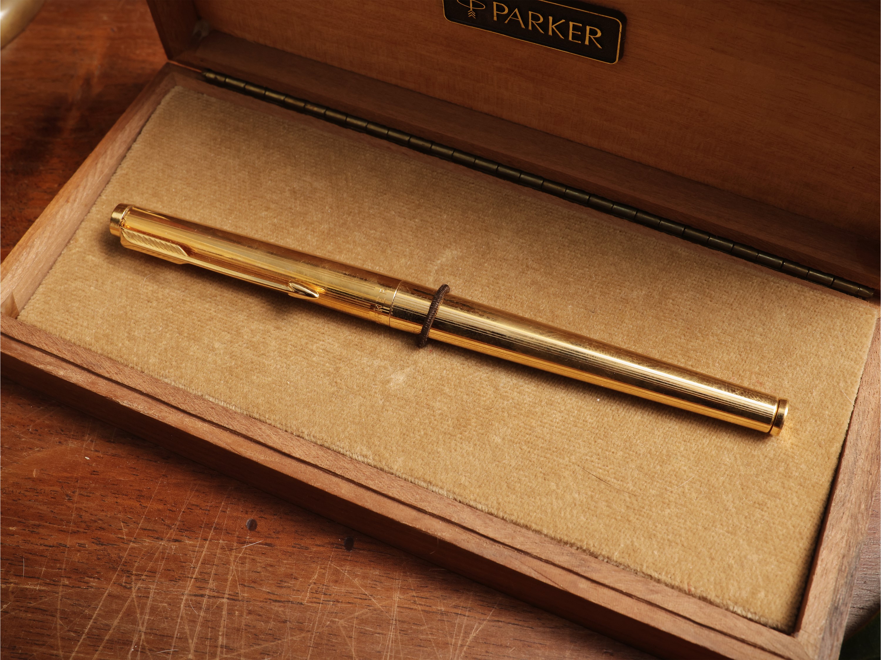 Curiosità da scrivania: penna Parker Laque dorata, calamaio in legno a forma di biciclo e bronzet...