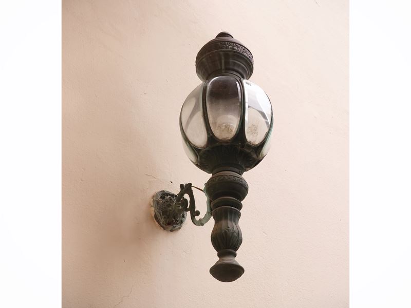 Coppia di lanterne in metallo patinato