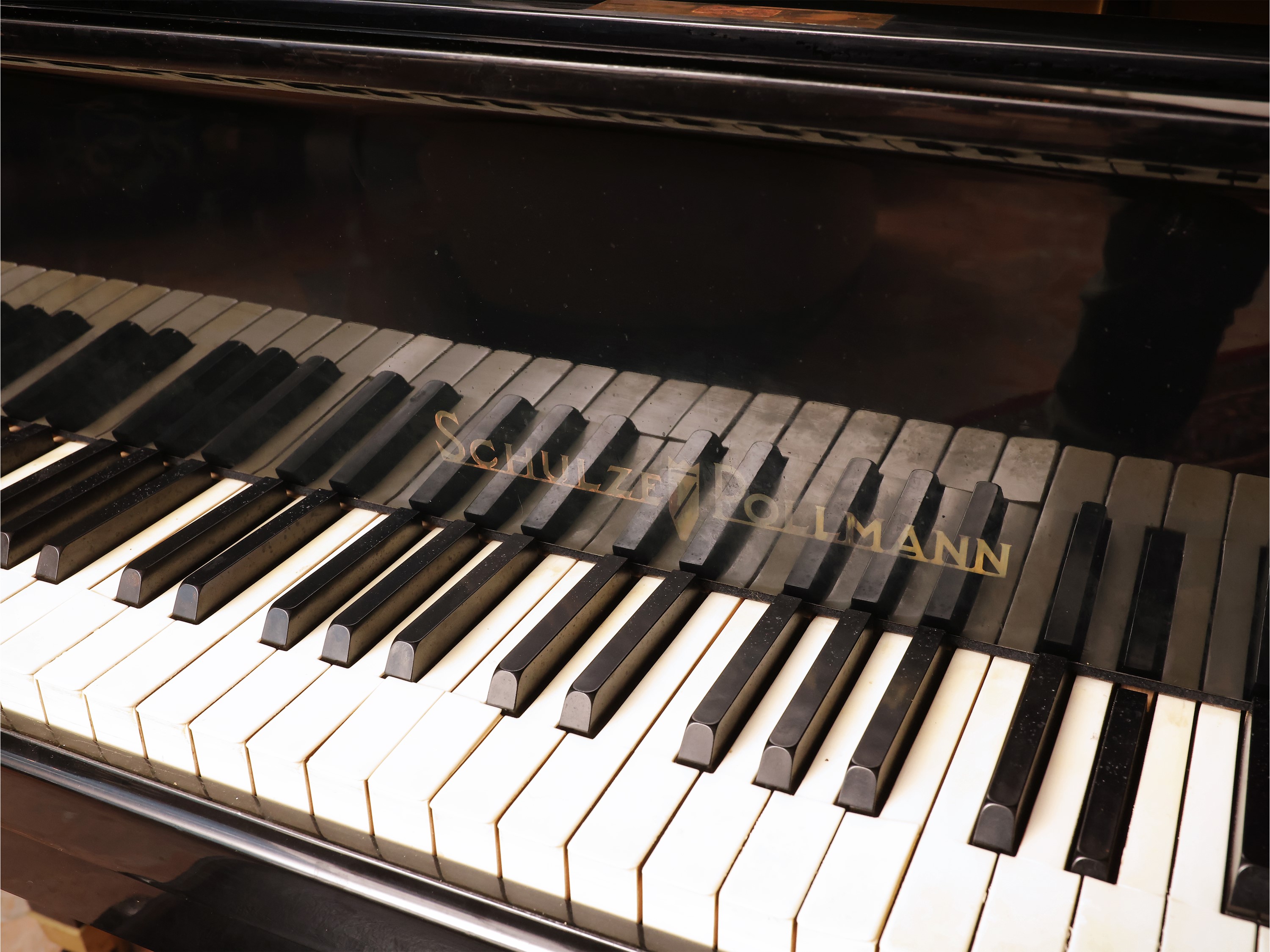Schulze Pollmann, Pianoforte a mezza coda in legno ebanizzato con sgabello