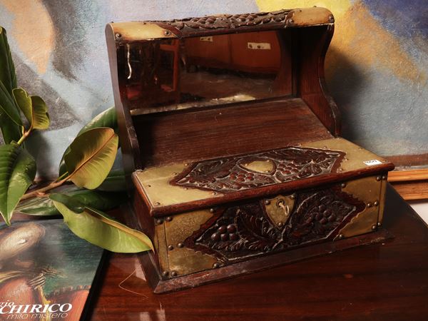 Desk casket in carved wood and brass