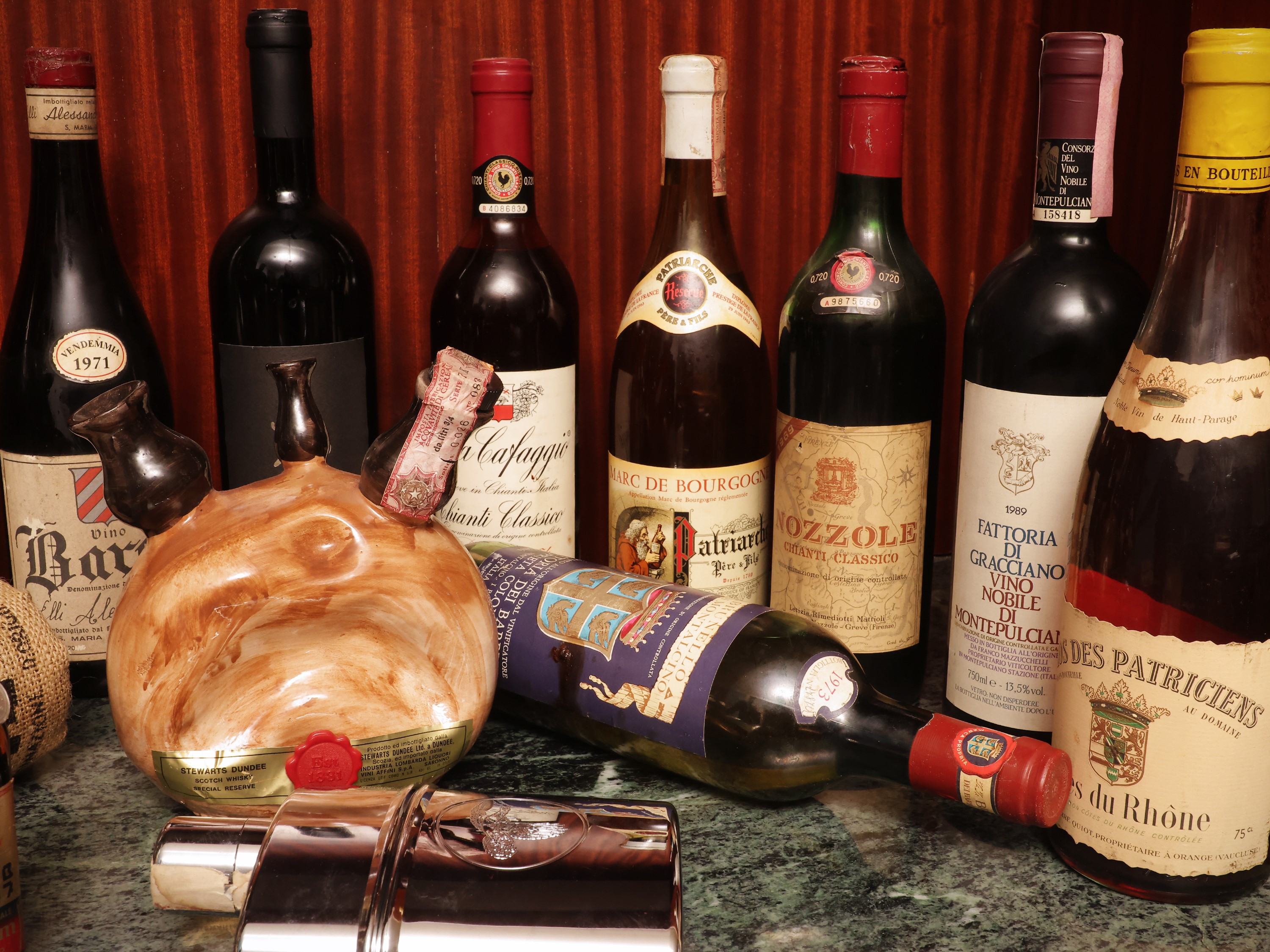 Collezione di vini e liquori, includente Barolo Riserva Speciale Villadoria e Chianti Classico Ri...